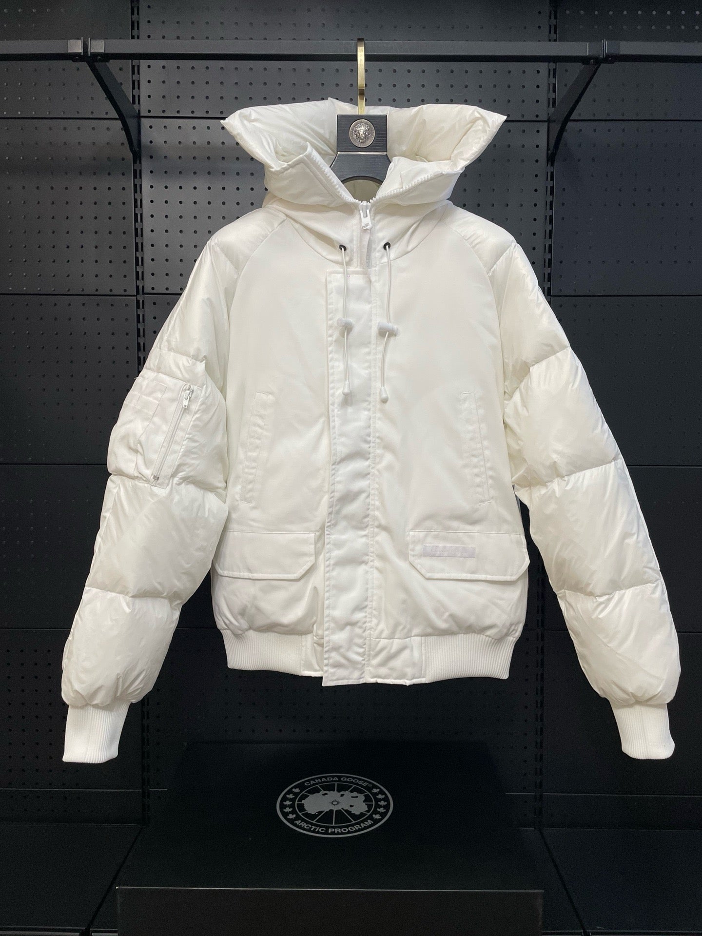 weiße und schwarze Jacke