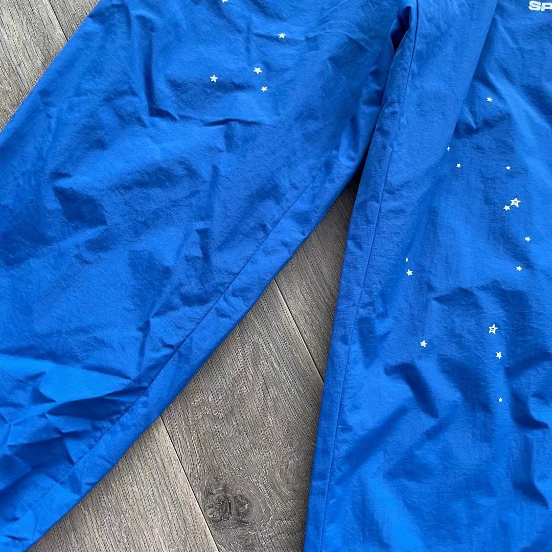 Schwarze und blaue Jacke mit Hose