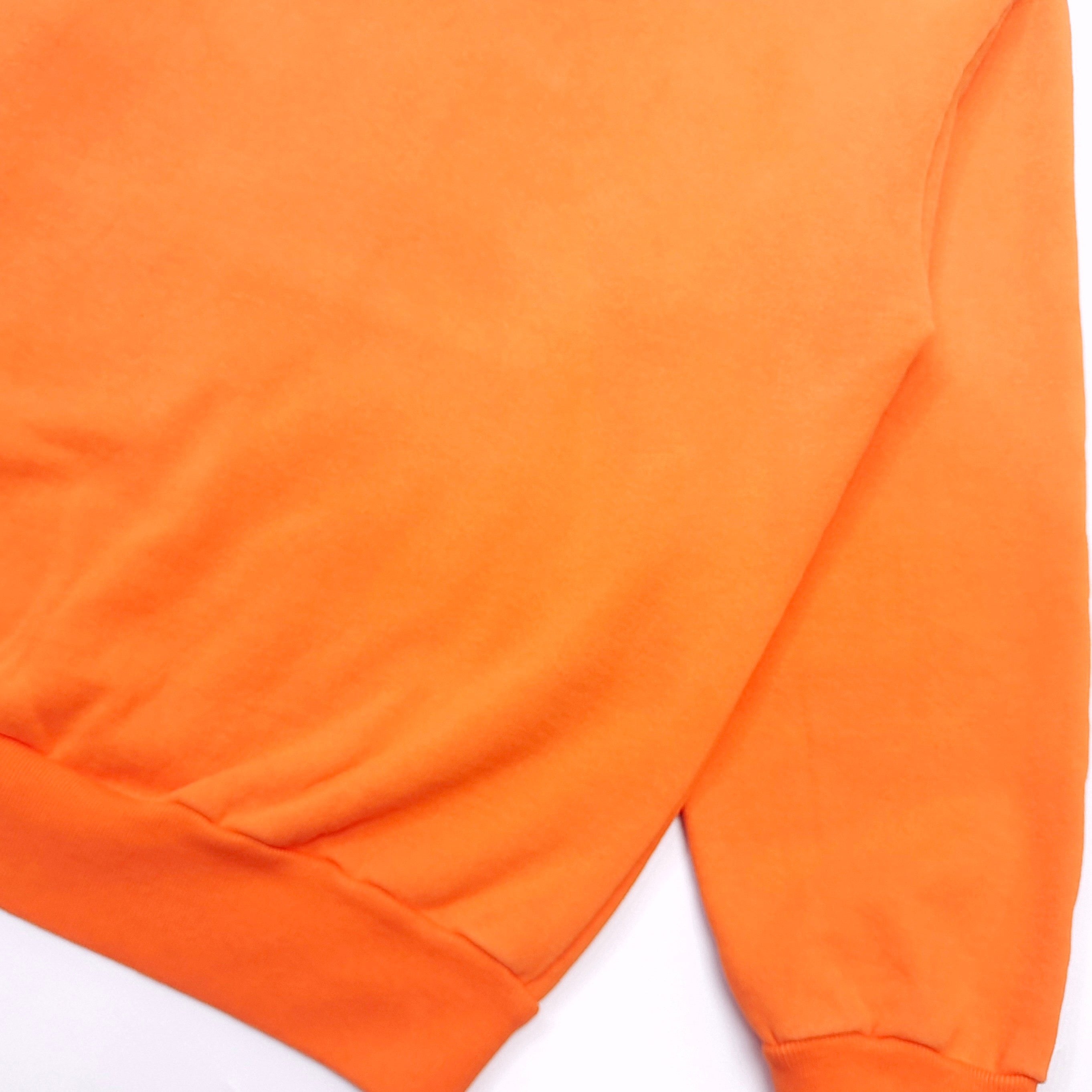 Orangefarbener Kapuzenpullover
