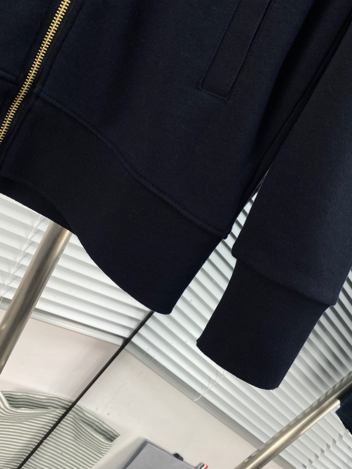 Dunkelblaue und graue Jacke