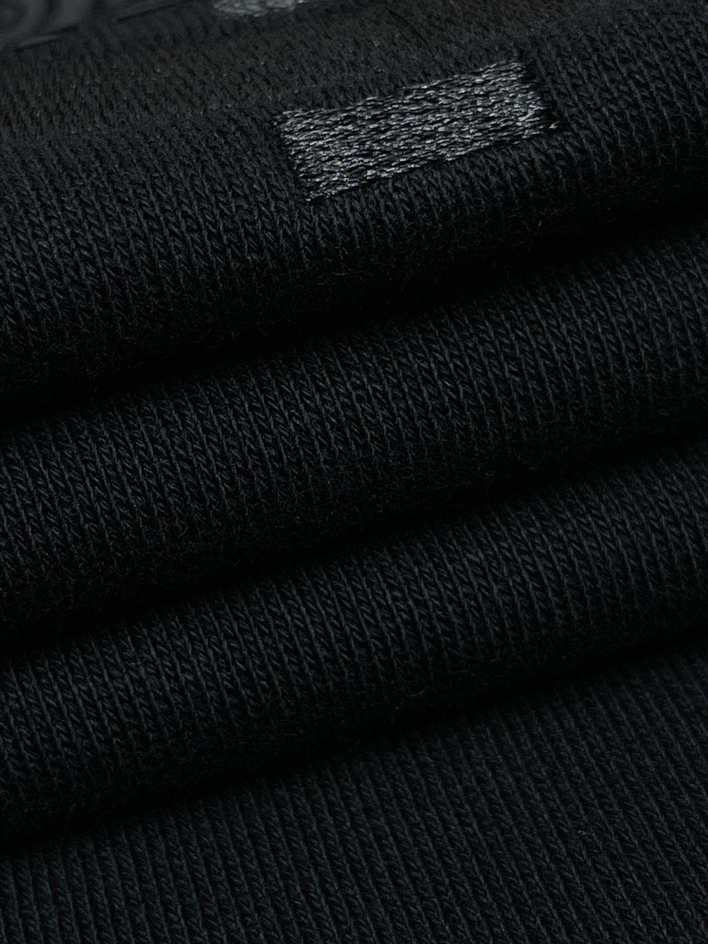 Schwarzer und braungrauer Jersey