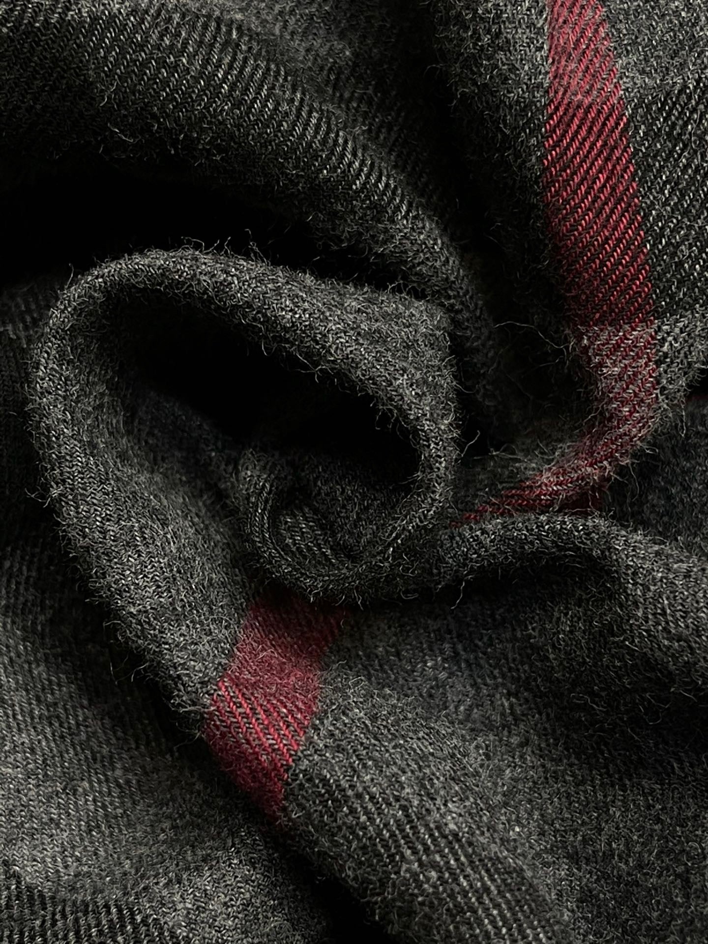 Schwarze und graue Jacke