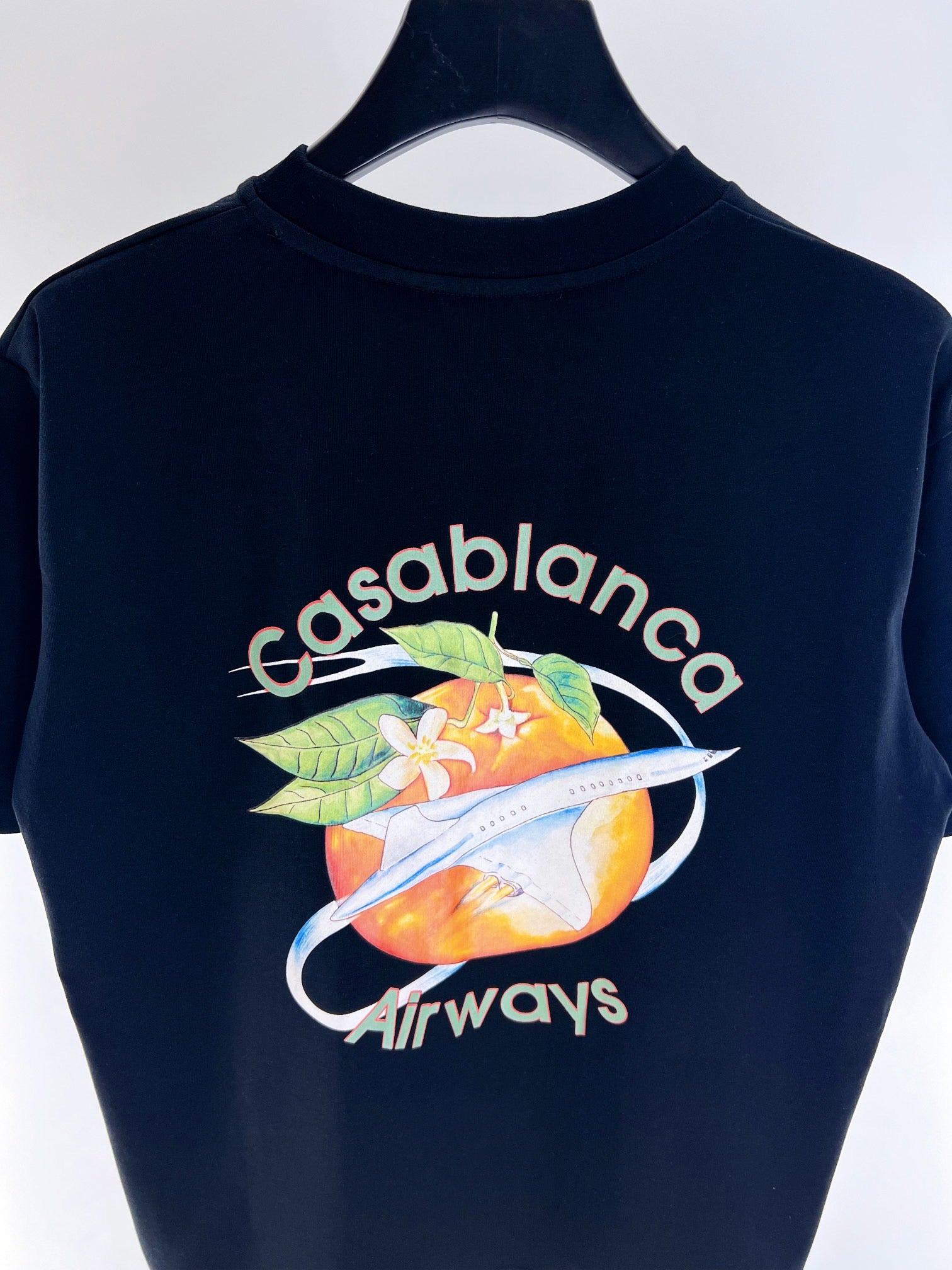 Schwarz-weißes T-Shirt