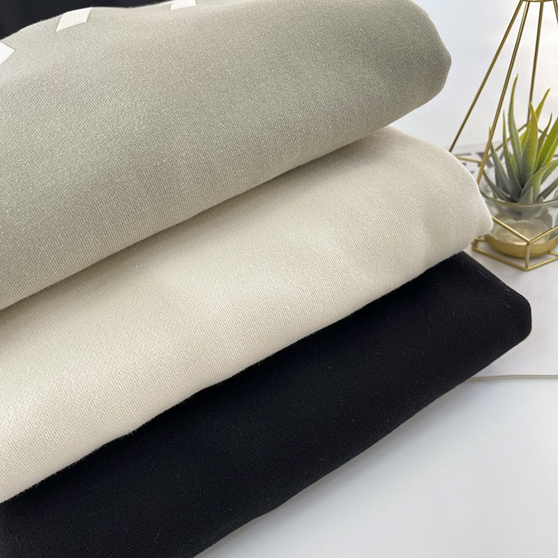 Schwarzer, grauer und weißer Kapuzenpullover