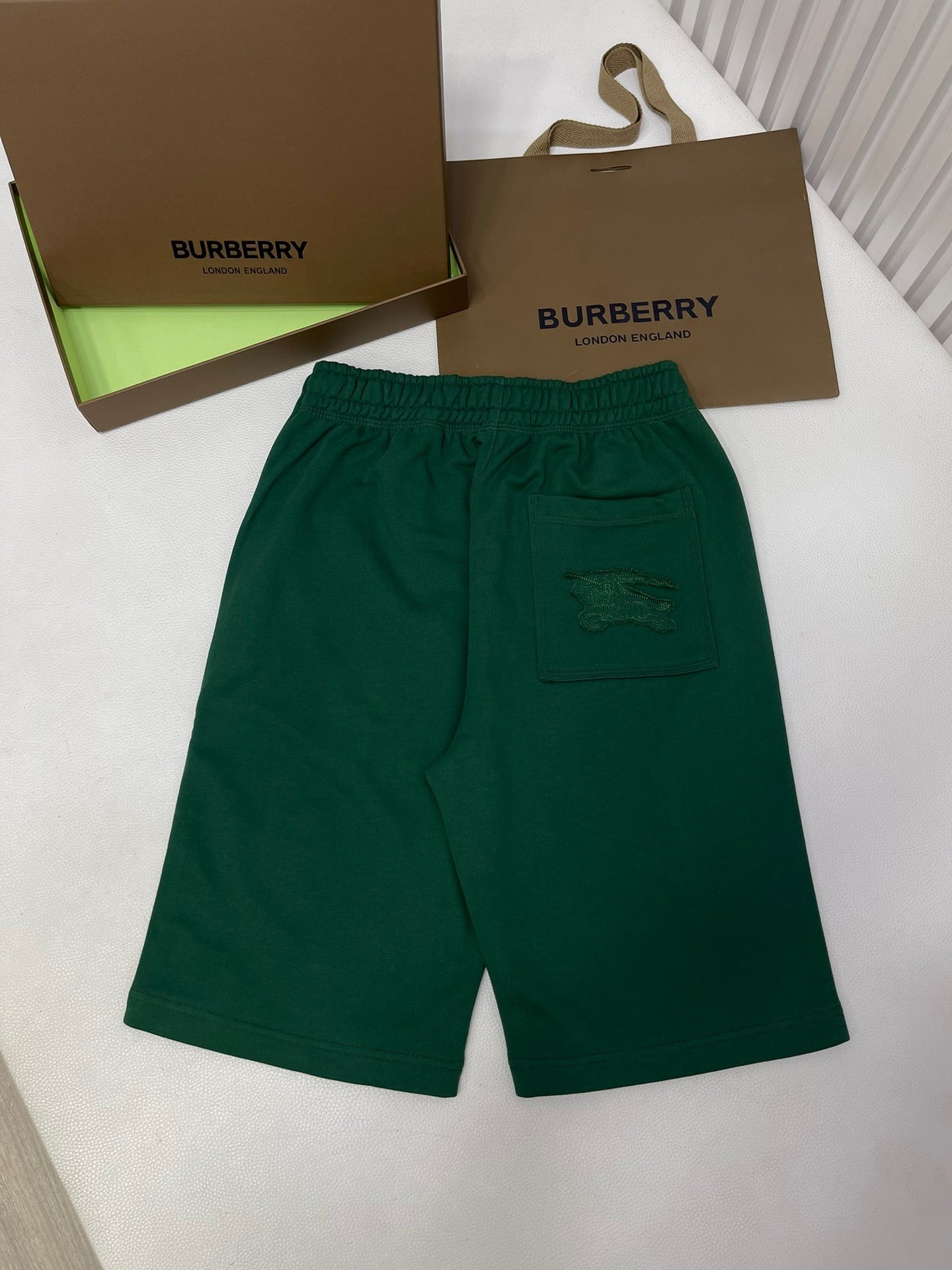 Schwarz, Weiß und Grün Short