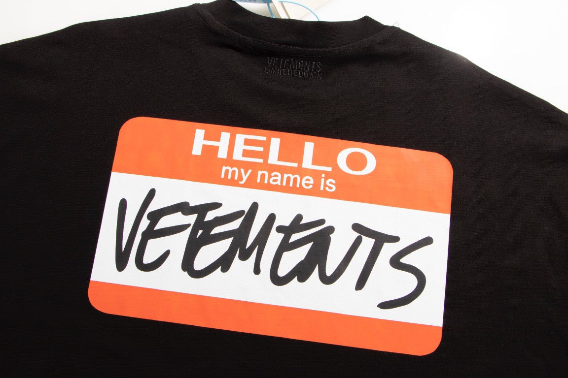 Schwarz-weißes T-Shirt