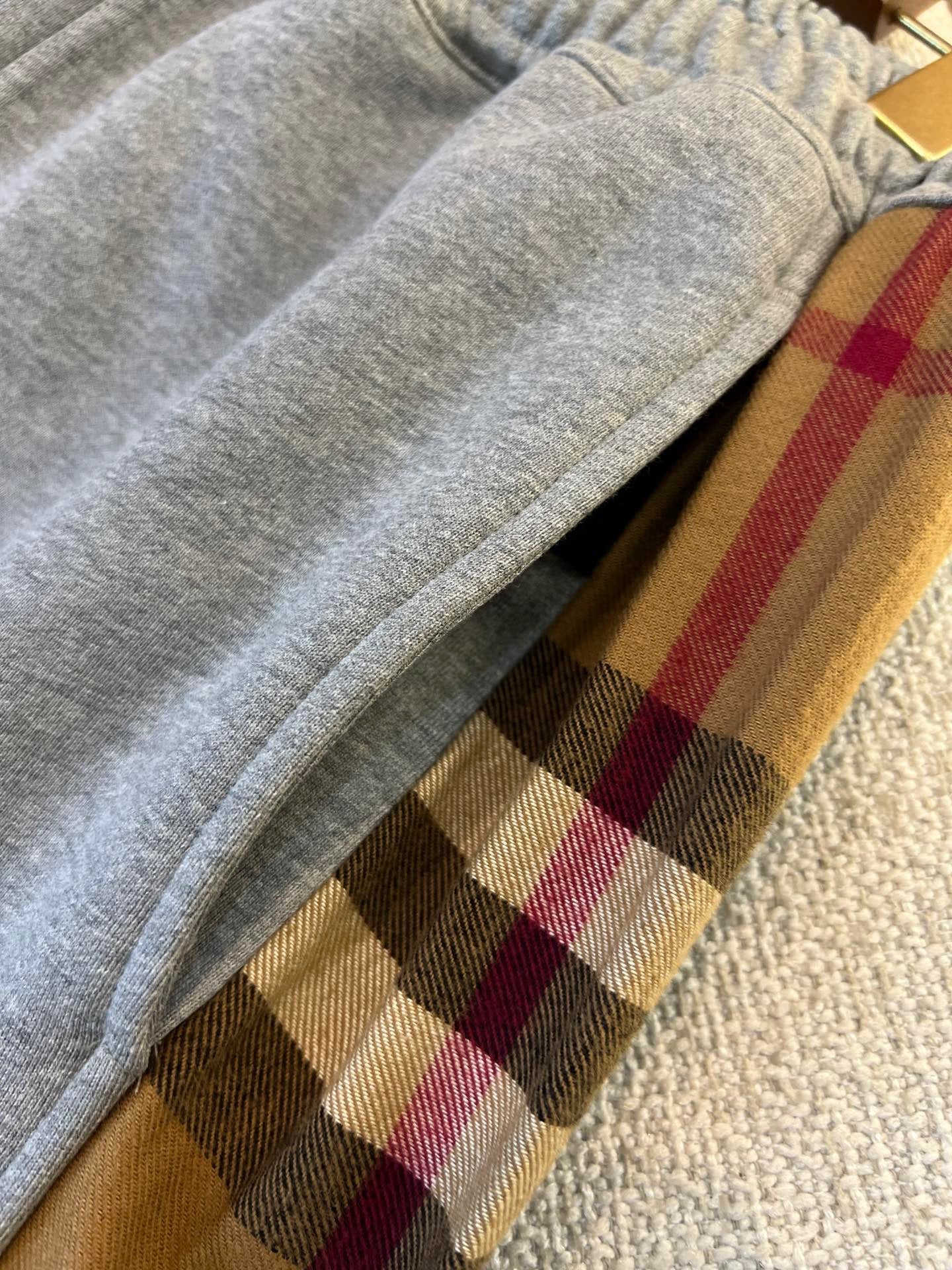 Schwarze, graue, khakifarbene und blaue Hose