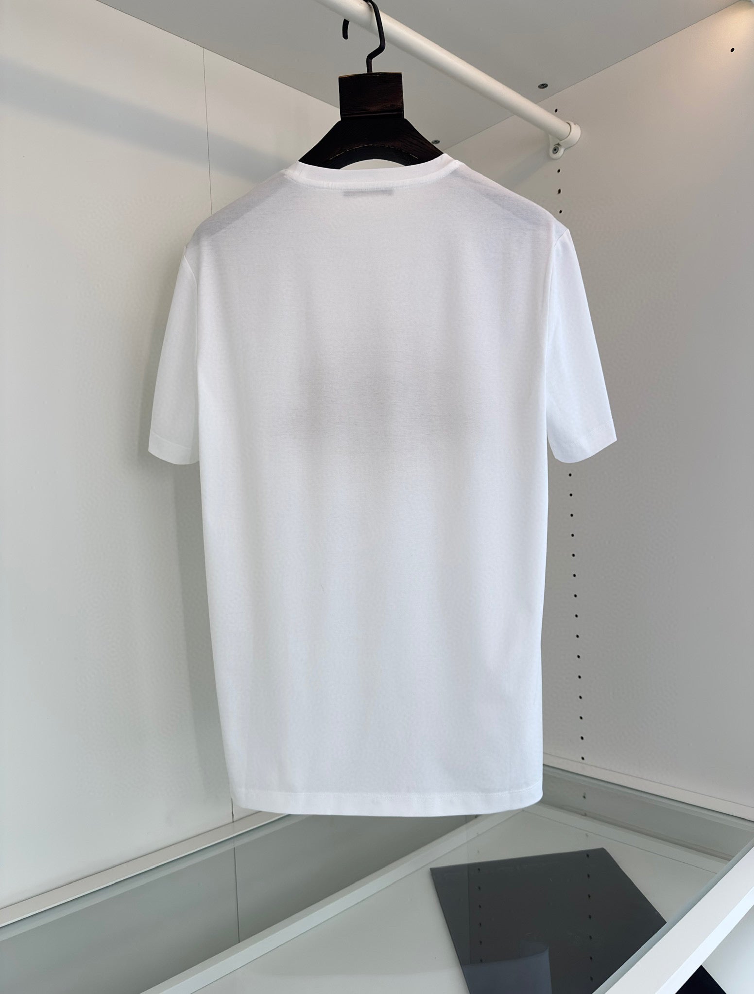 Schwarz-weißes T-Shirt
