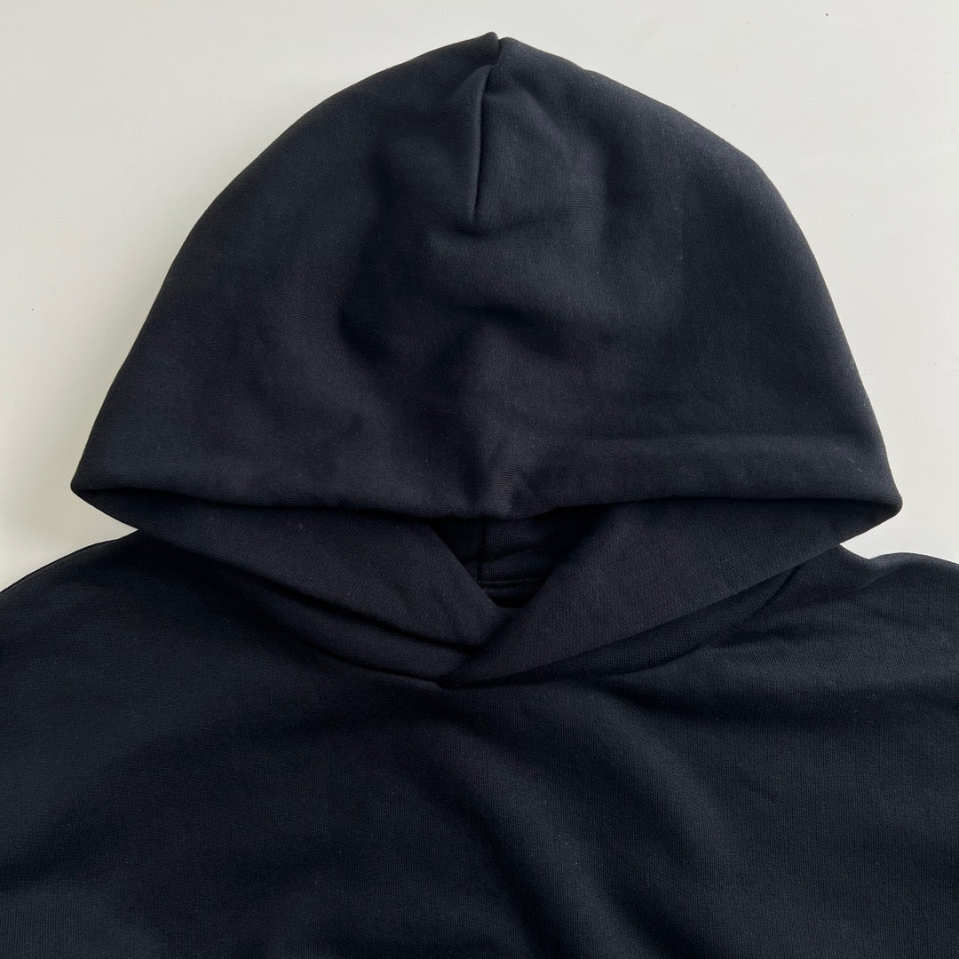 Schwarz-weißer Kapuzenpullover