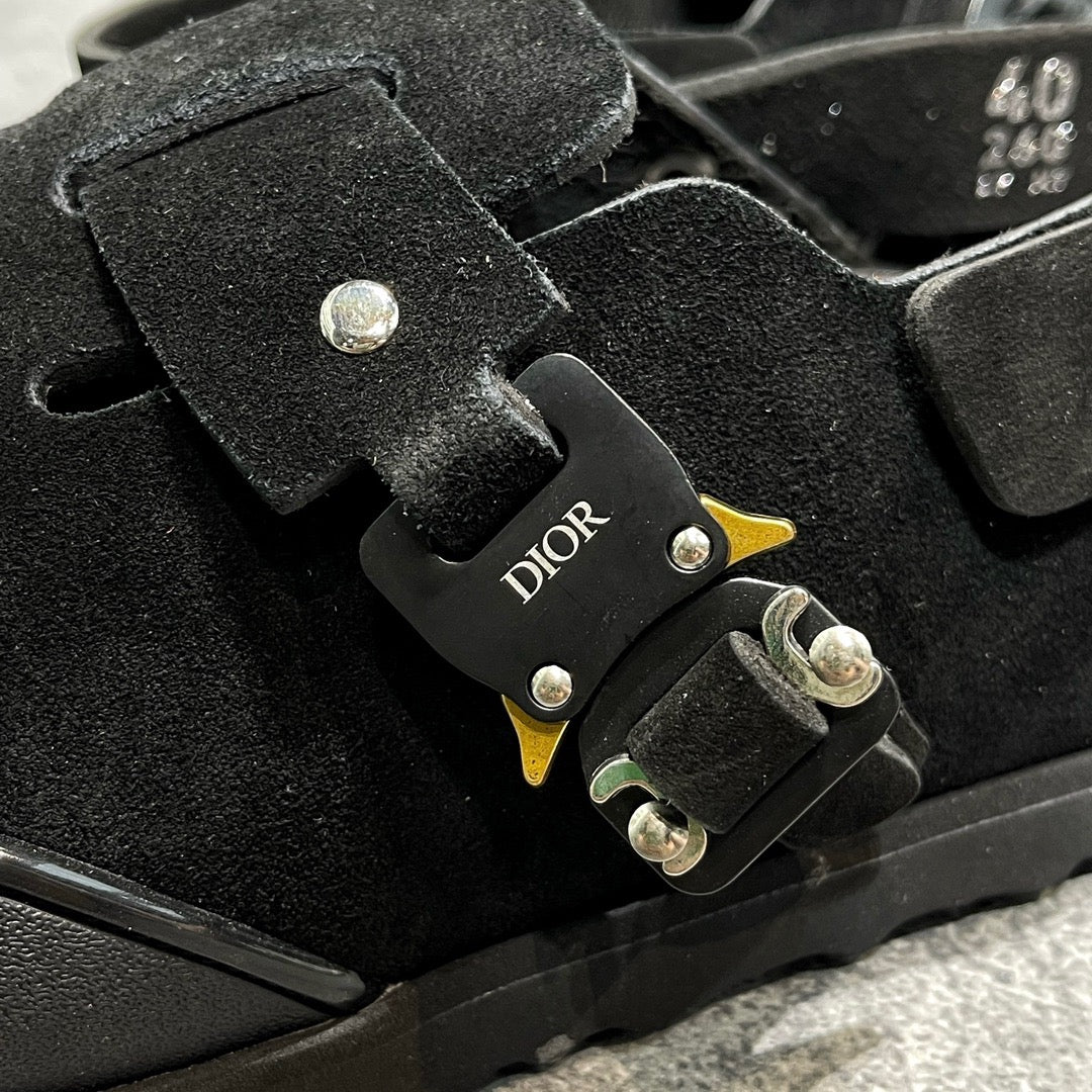 أحذية باللون الأسود والرمادي والأبيض العاجي