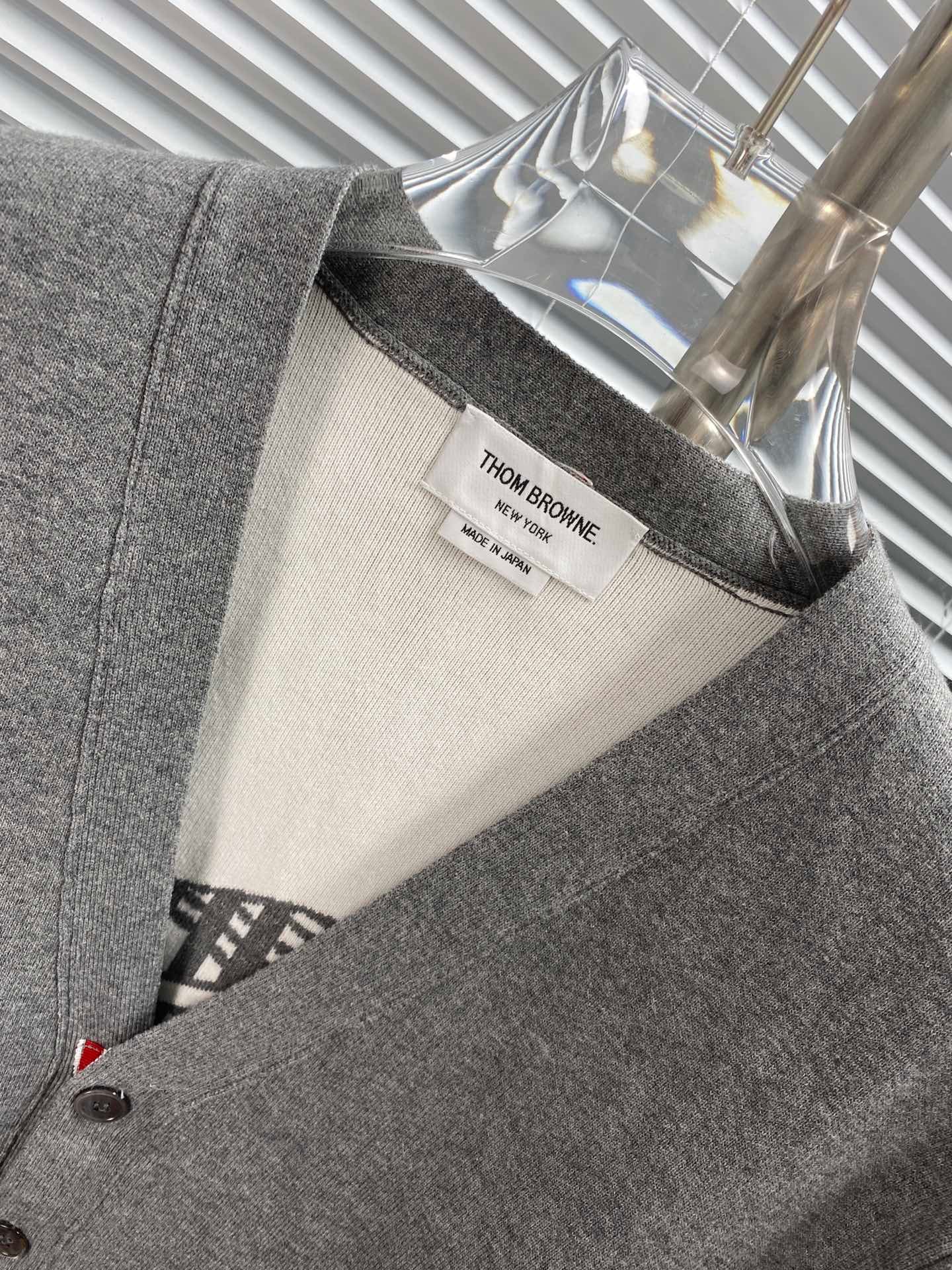 Blaue und graue Jacke