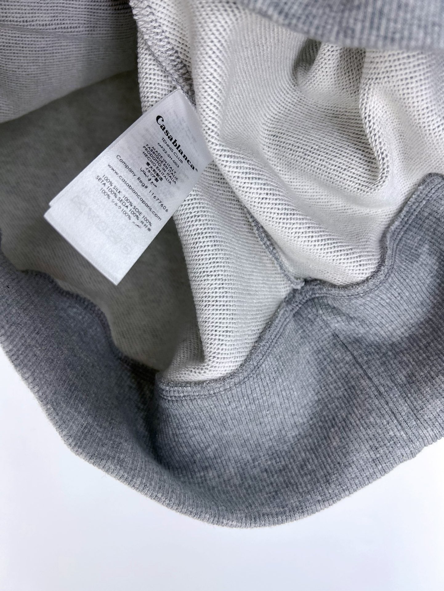 weißes und graues Sweatshirt