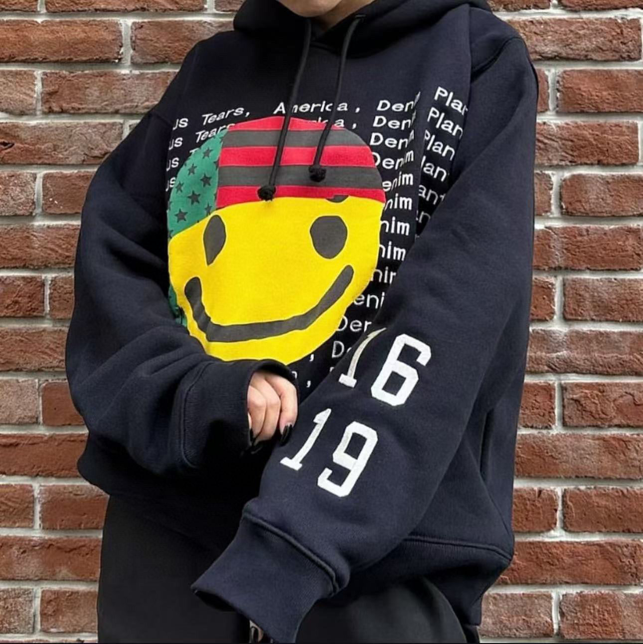 جارزة سوداء بقبعة شتوية