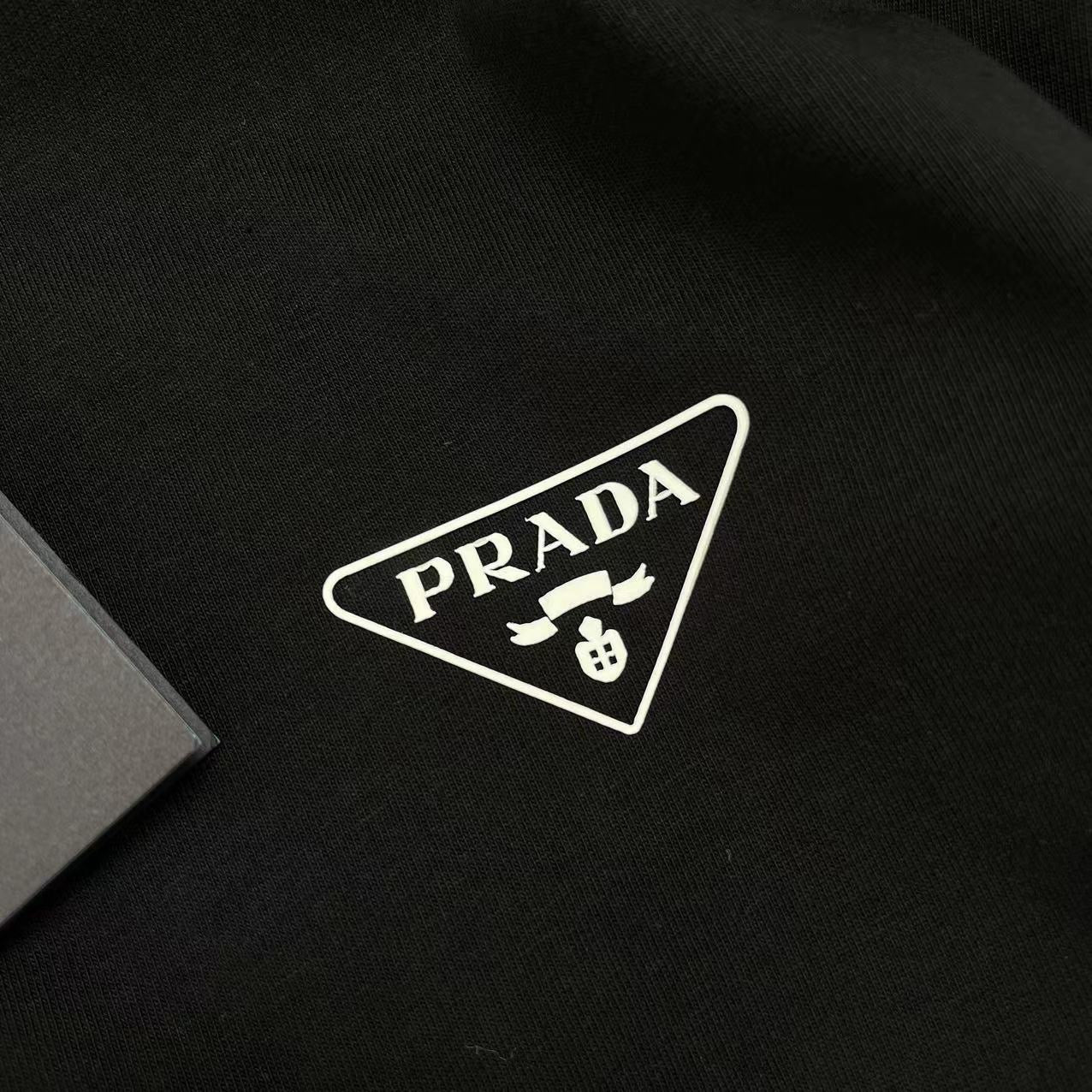 Schwarz-weißes T-Shirt
