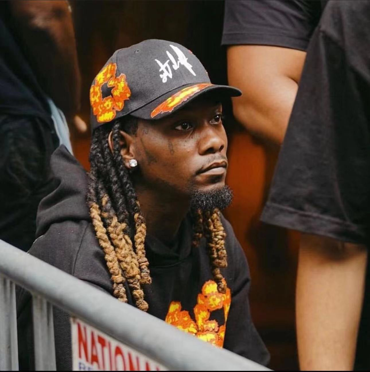 جارزة سوداء بقبعة شتوية