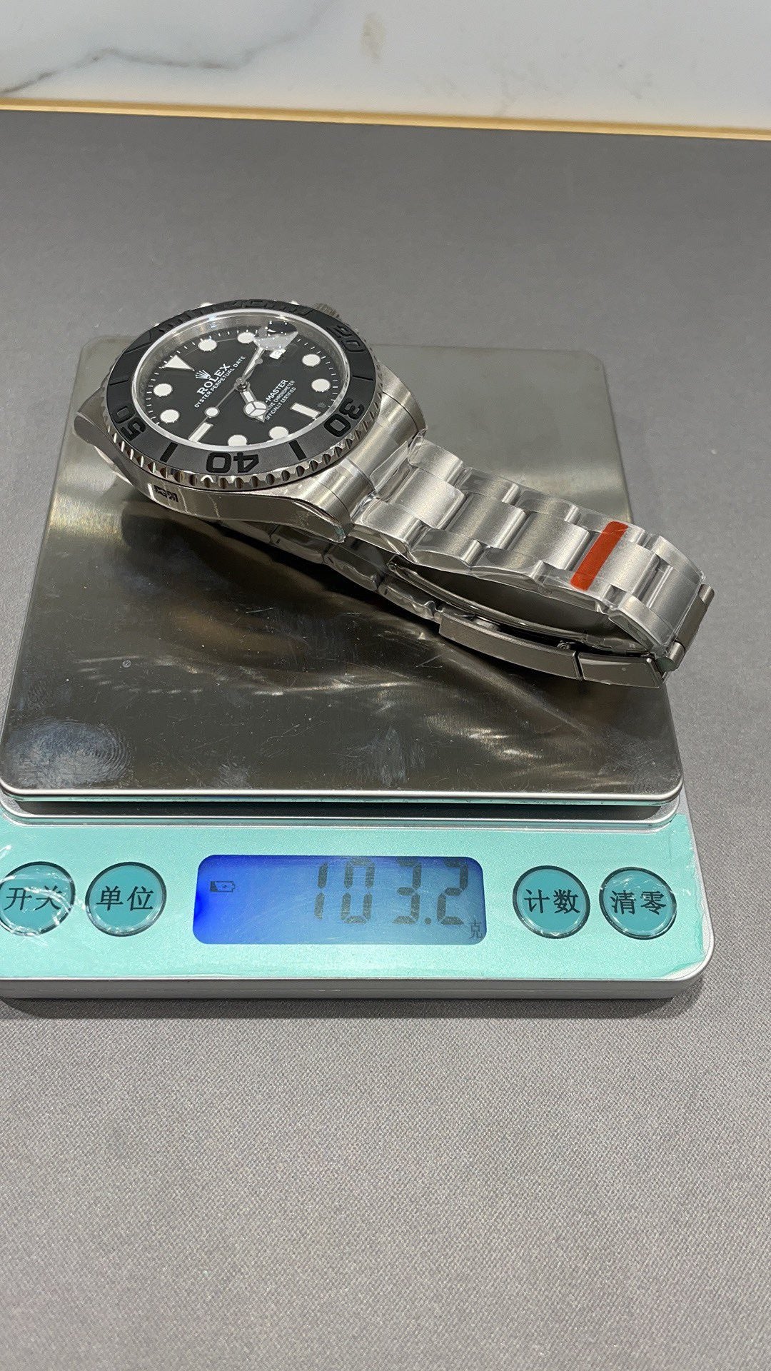 Weiß-schwarze Uhr