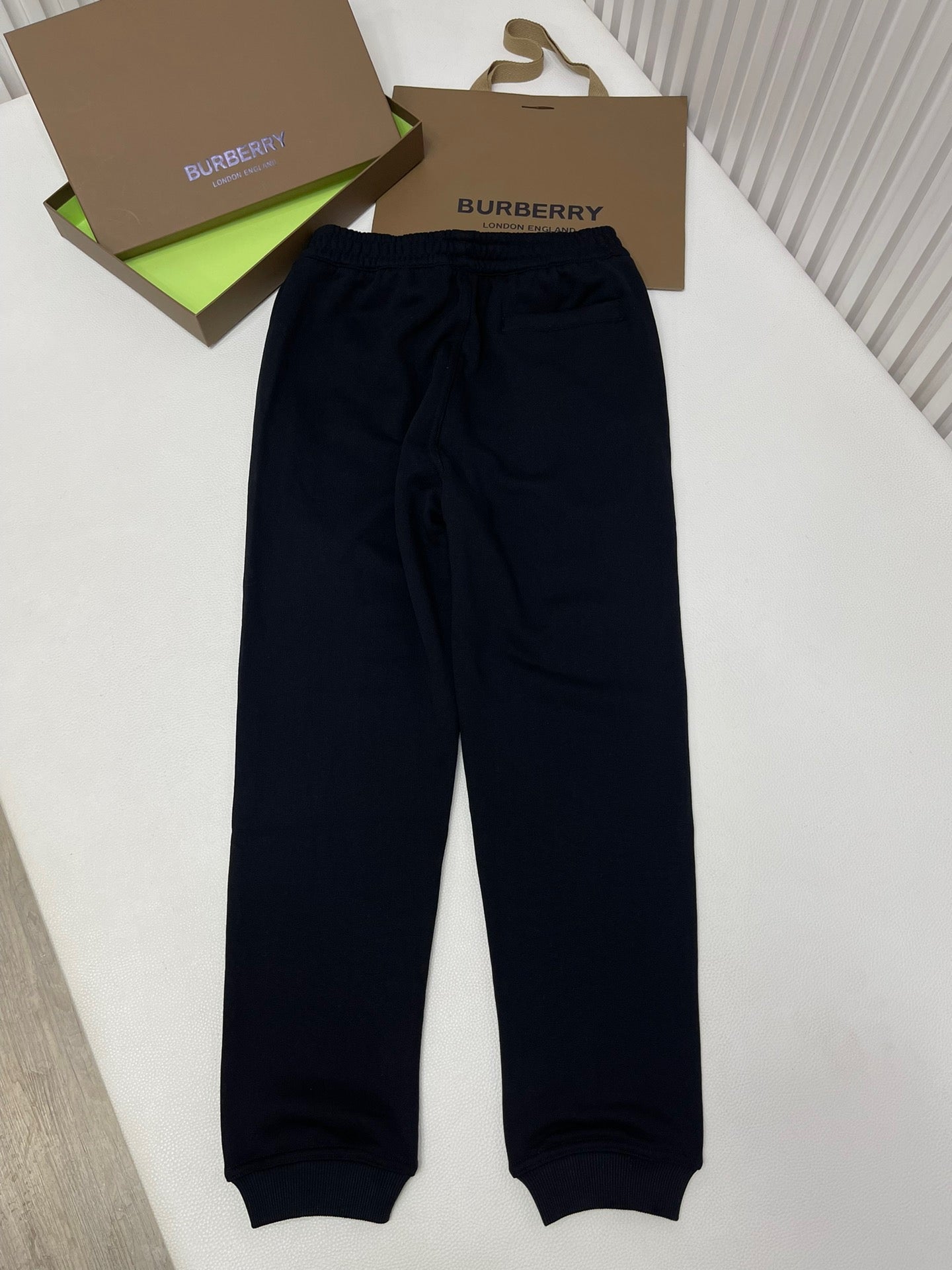 Schwarze Hosen