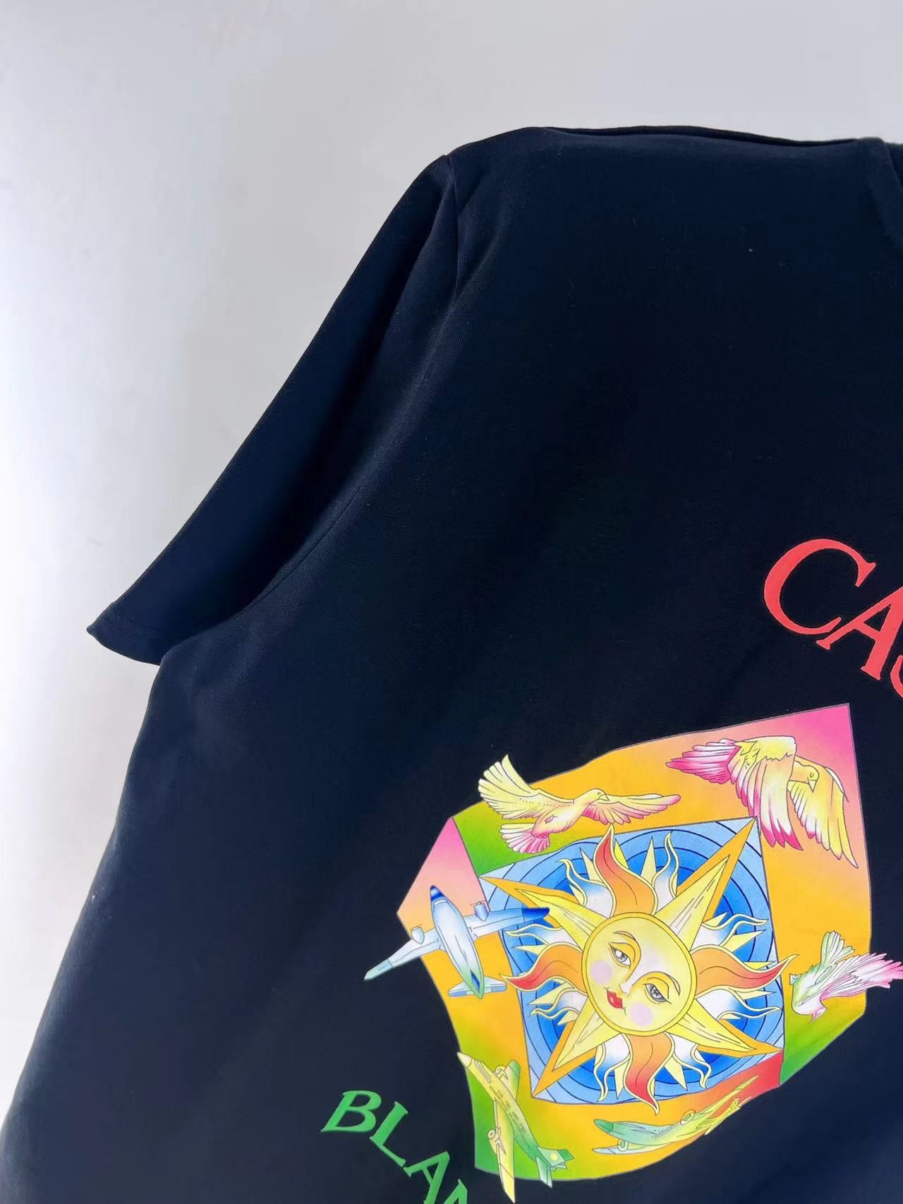 Camiseta azul y blanca