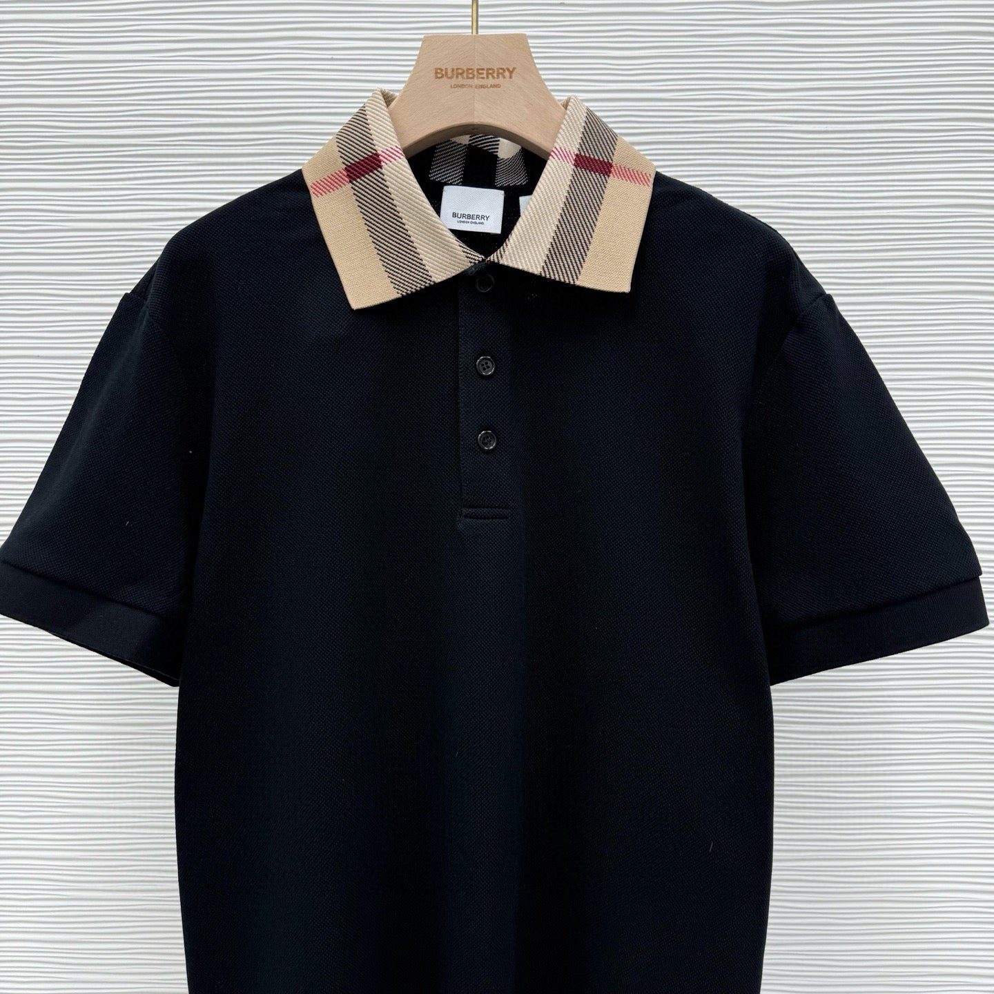 schwarzes und weißes Poloshirt