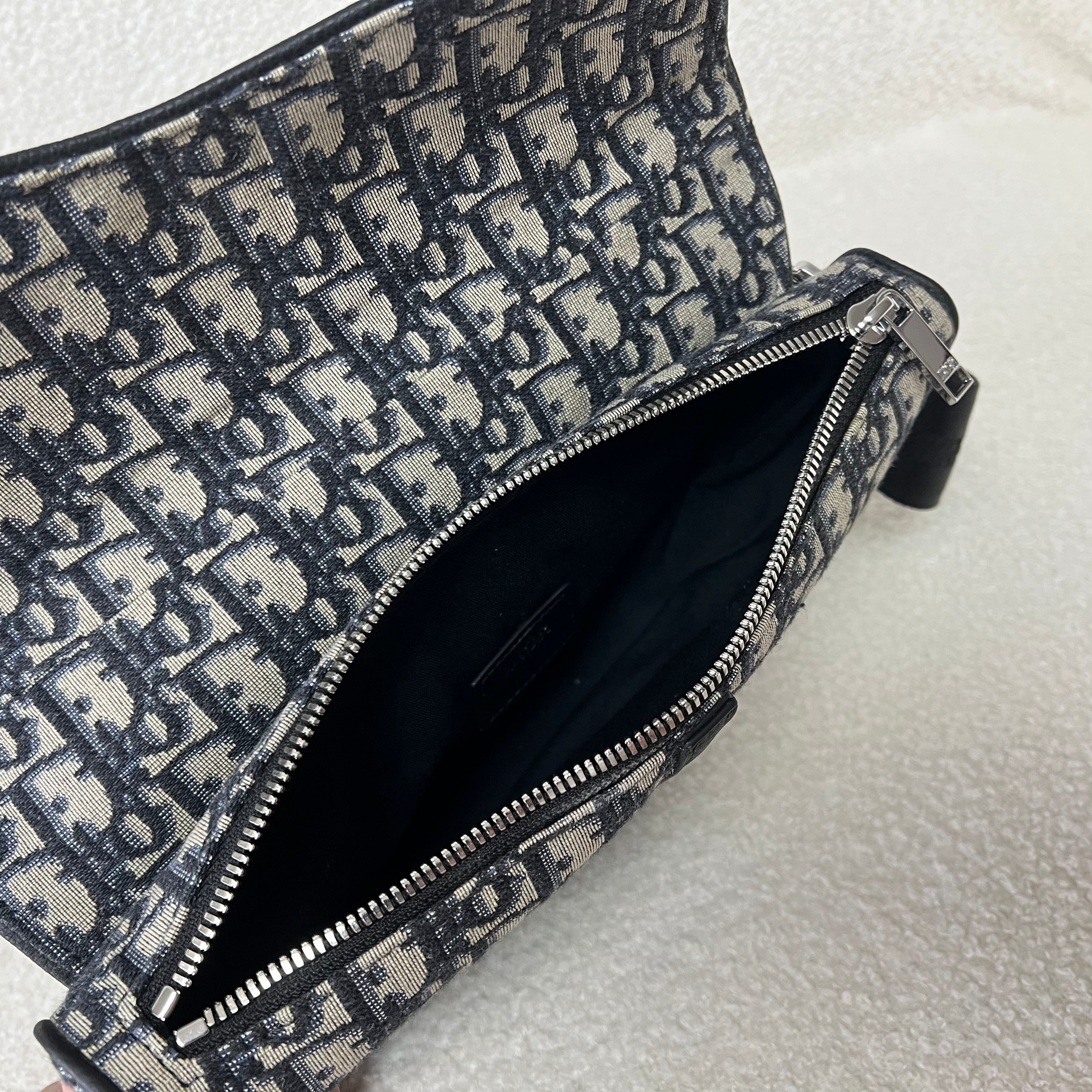 Blaue und schwarzgraue Tasche