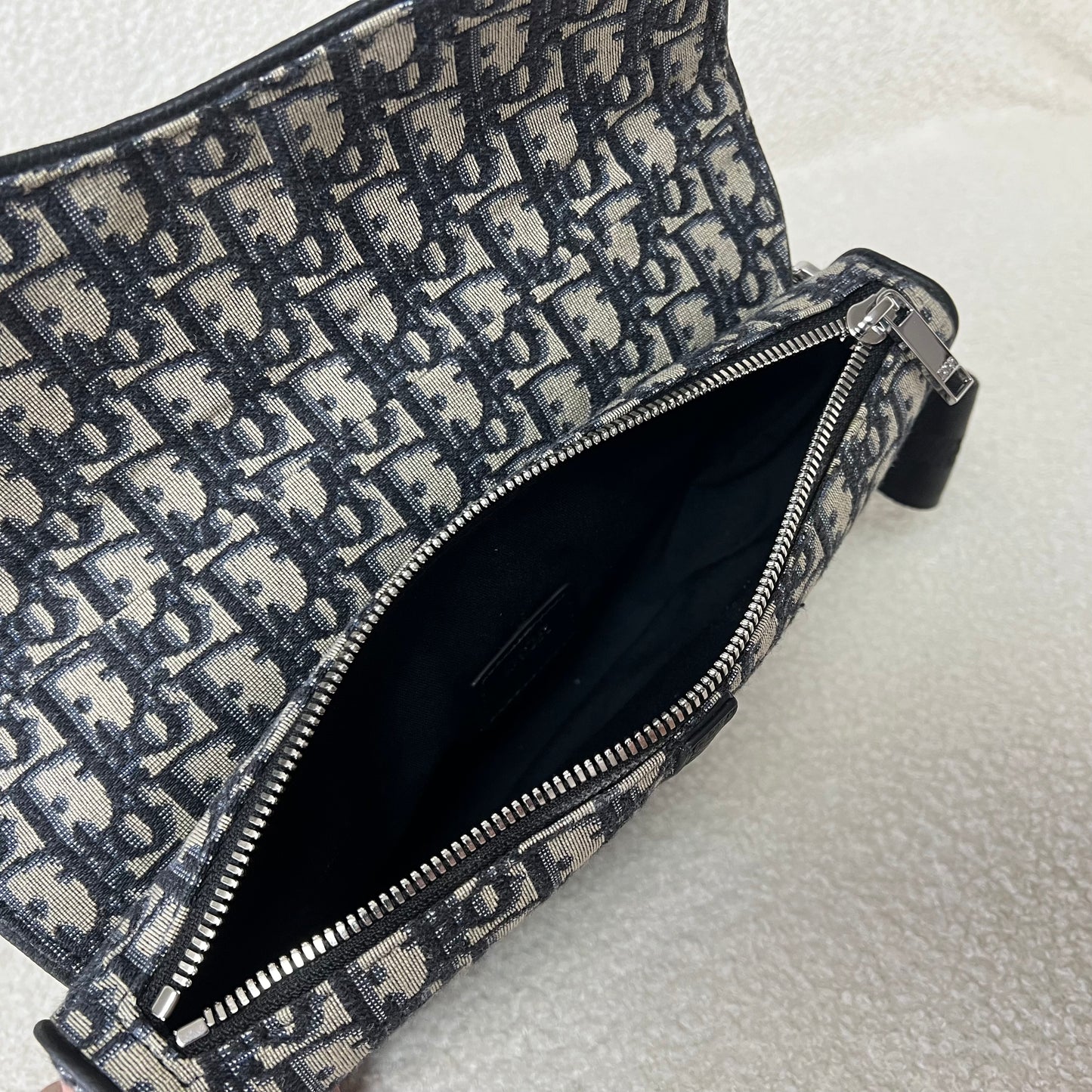 Blaue und schwarzgraue Tasche