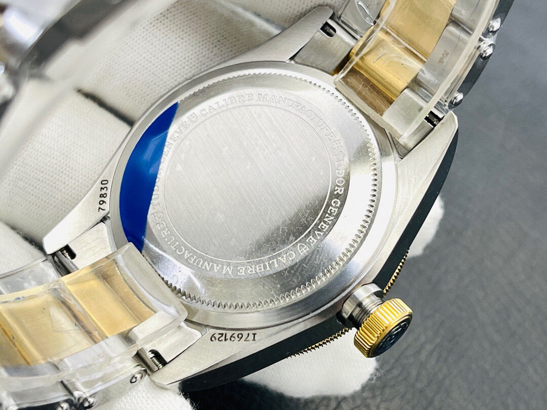 Mehrfarbige Uhr