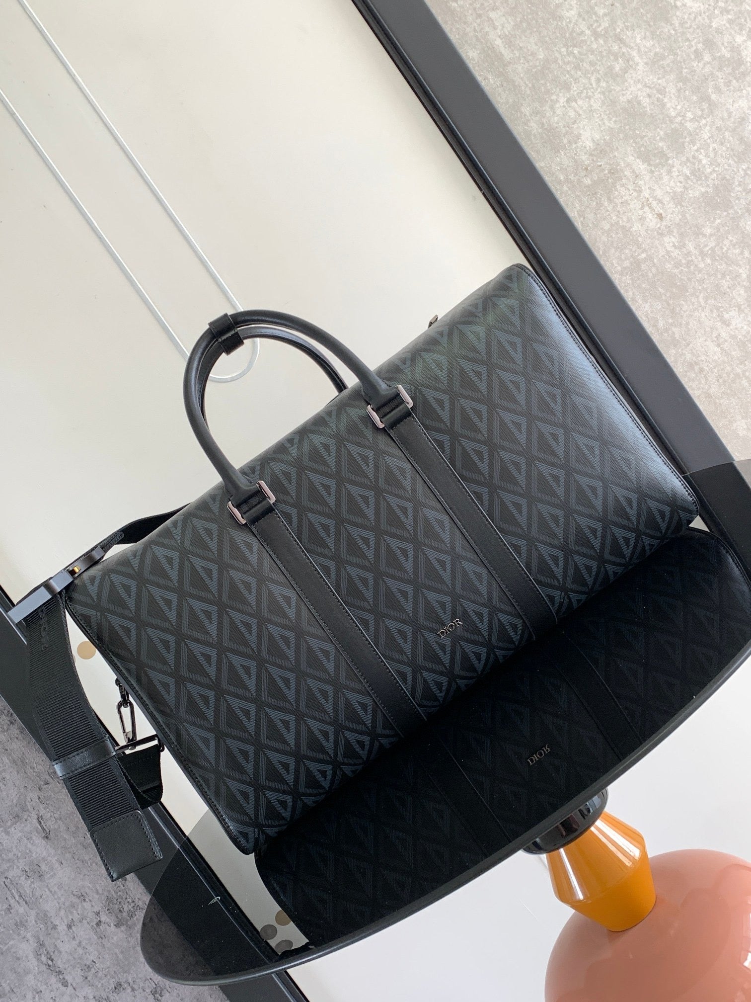 Graue und schwarze Tasche