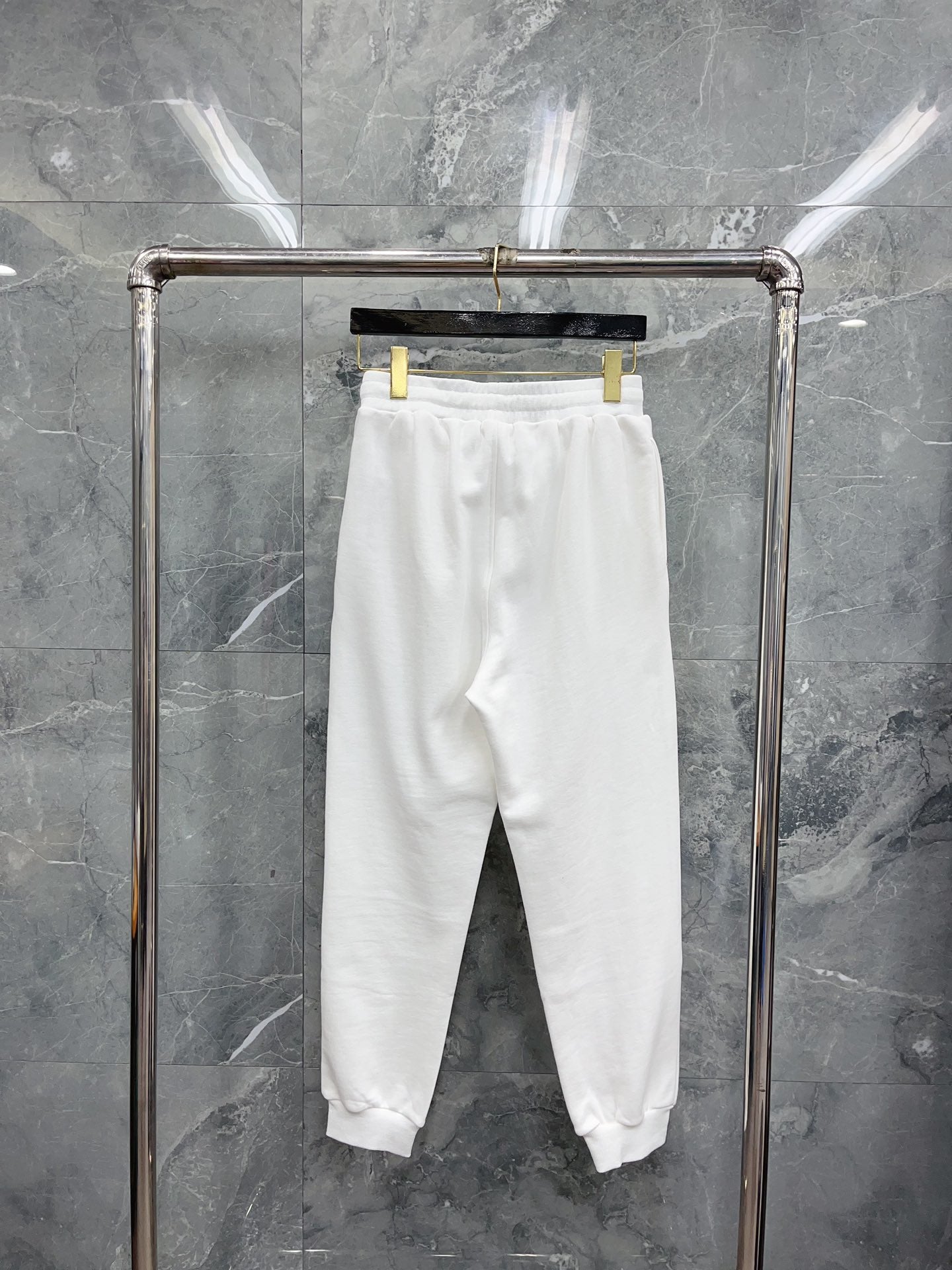 بنطال أسود ورمادي وأبيض