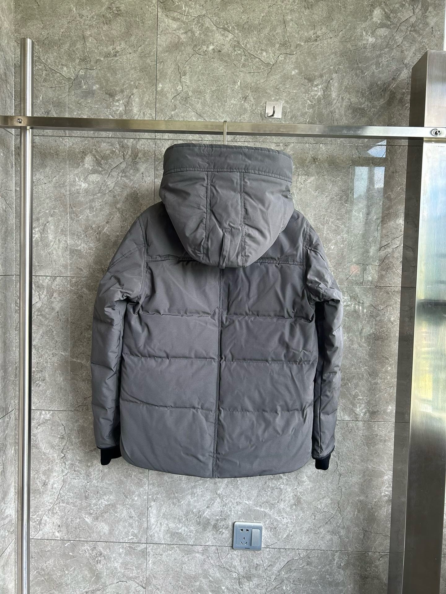 Weiße, graue, blaue und schwarze Jacke
