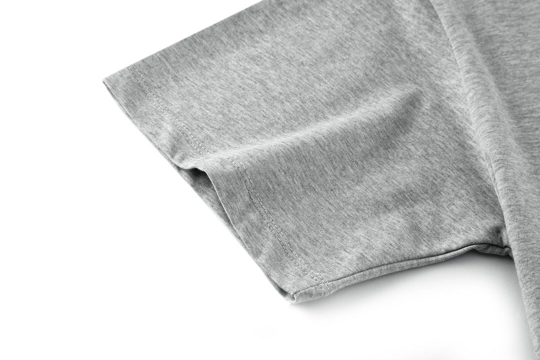 Schwarzes, weißes und graues T-Shirt