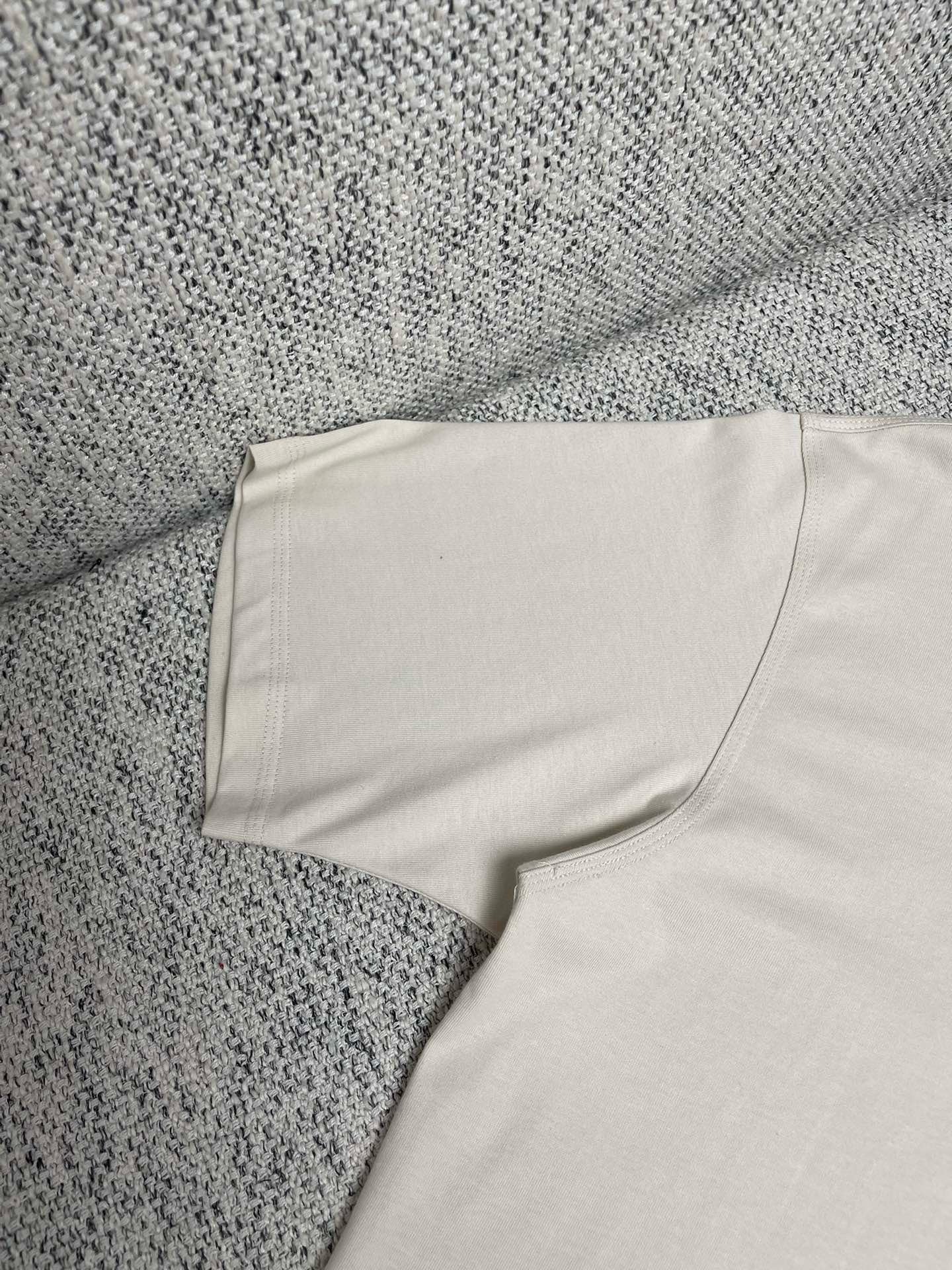 Aprikosen- und graues T-Shirt