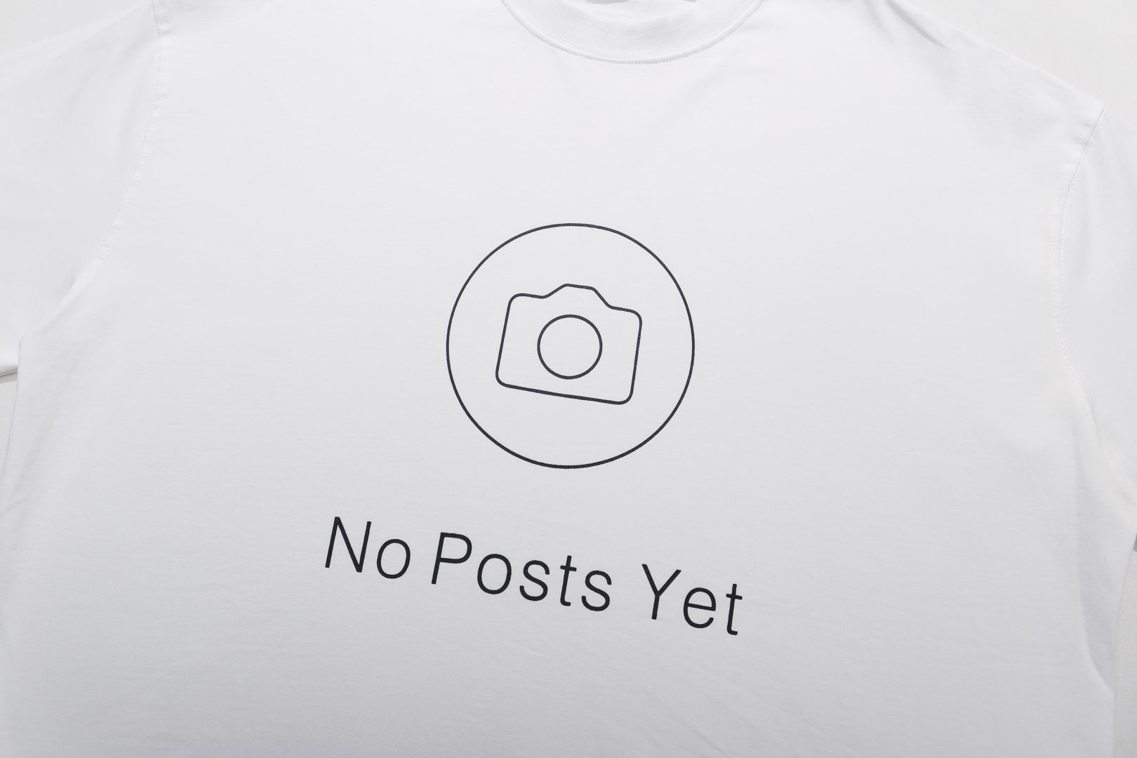 Weißes und schwarzes T-Shirt