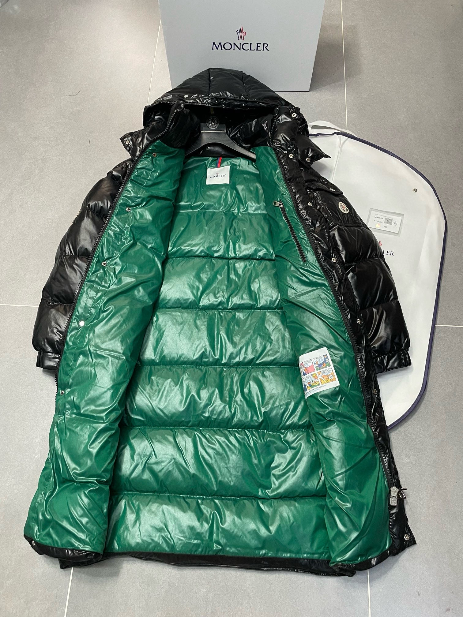 Schwarz-grüne Jacke