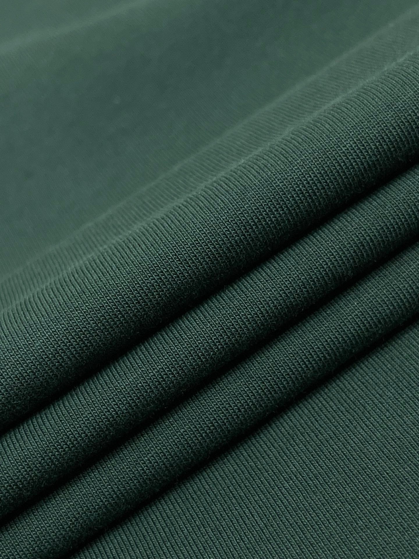 Weißes, grünes und schwarzes T-Shirt