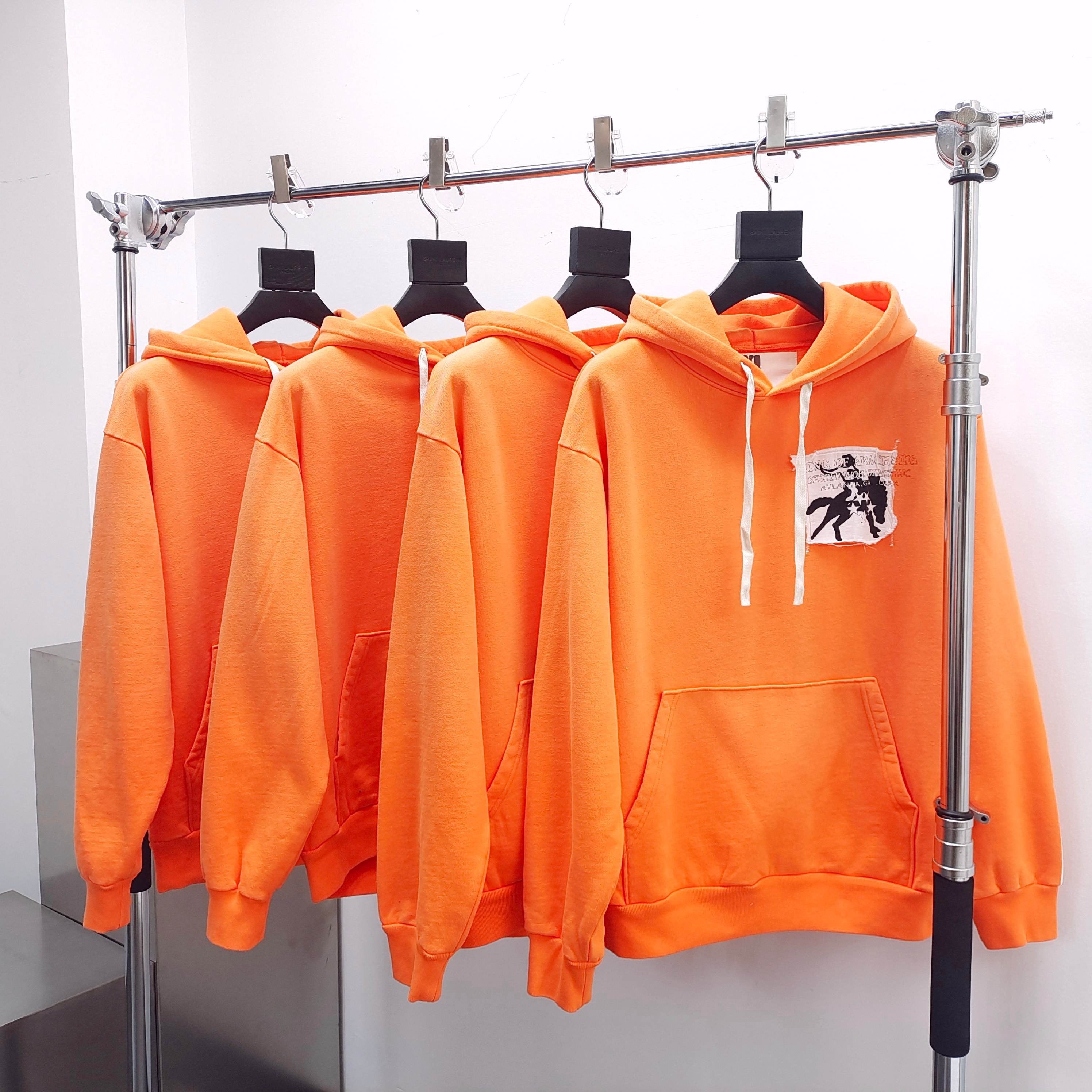 Orangefarbener Kapuzenpullover