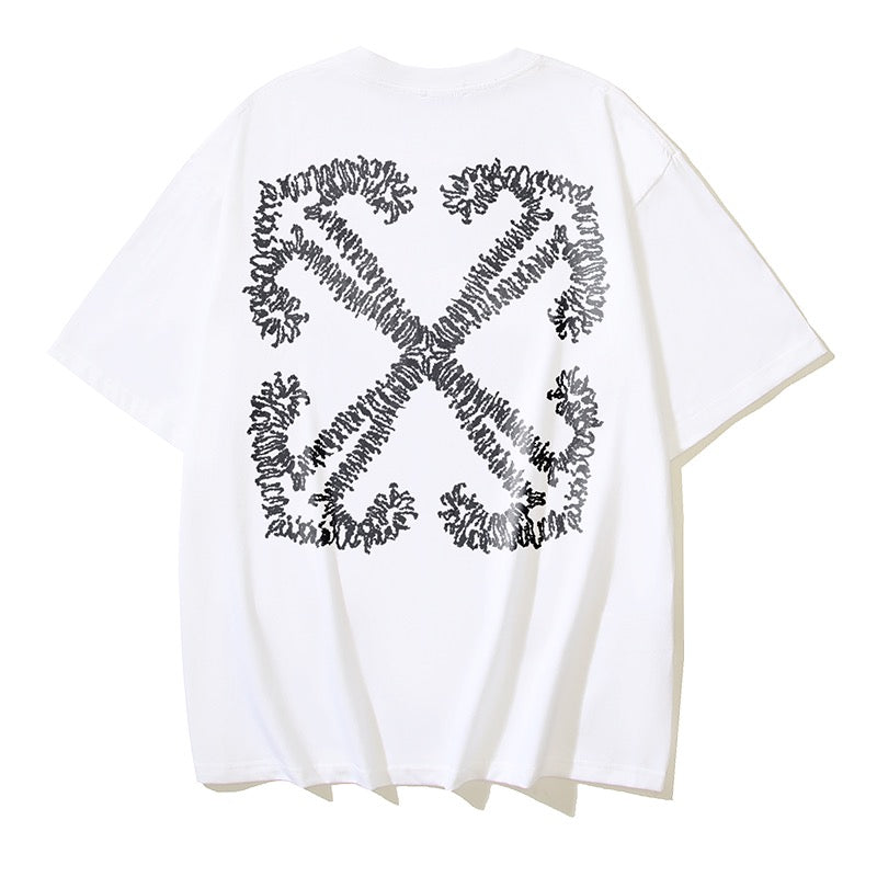 Weißes und schwarzes T-Shirt