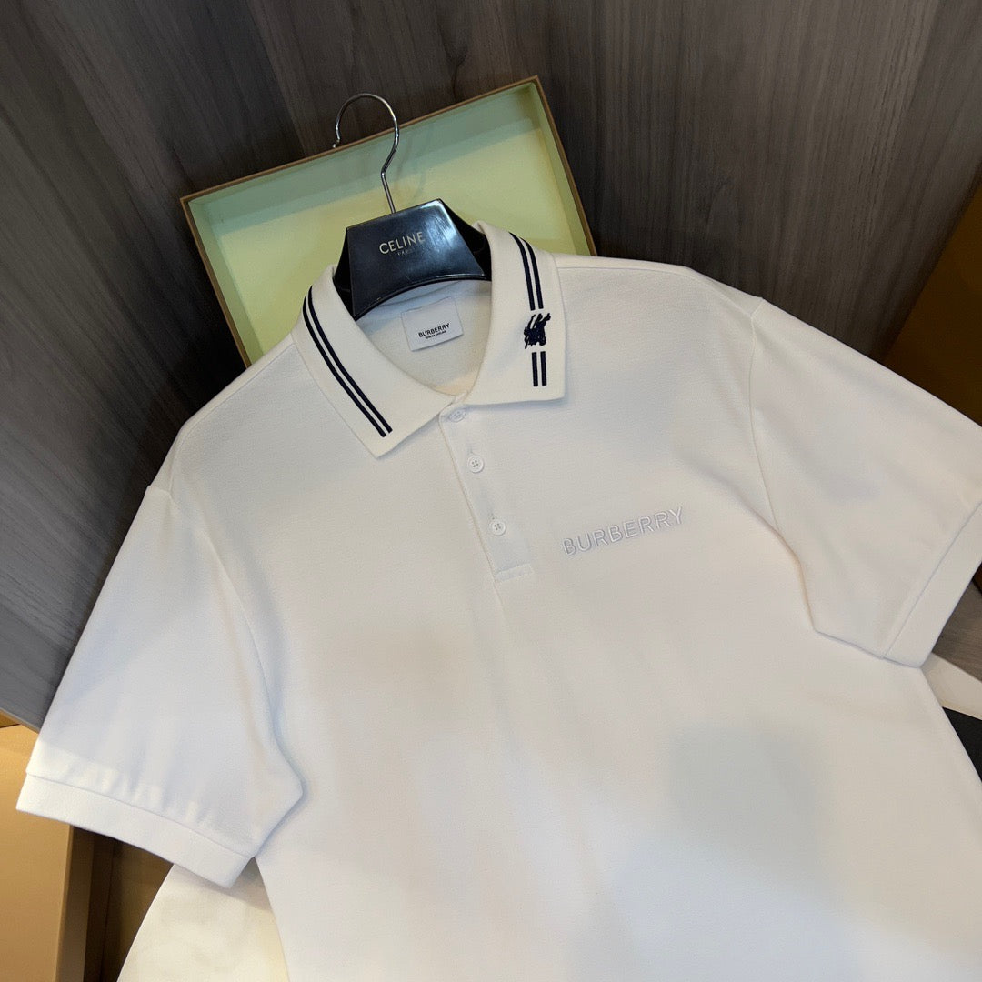 schwarzes und weißes Poloshirt