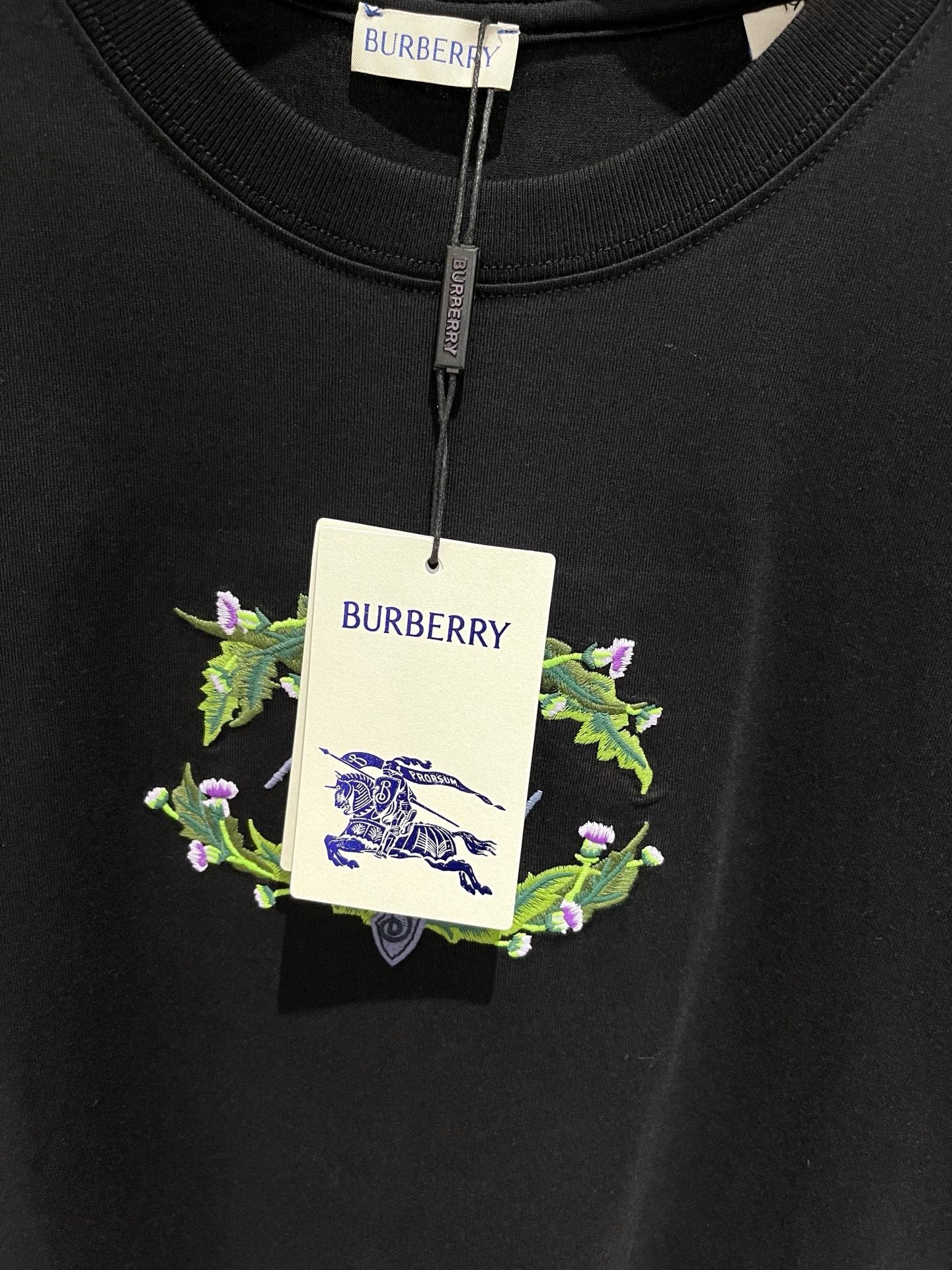 تي شيرت أبيض وأسود