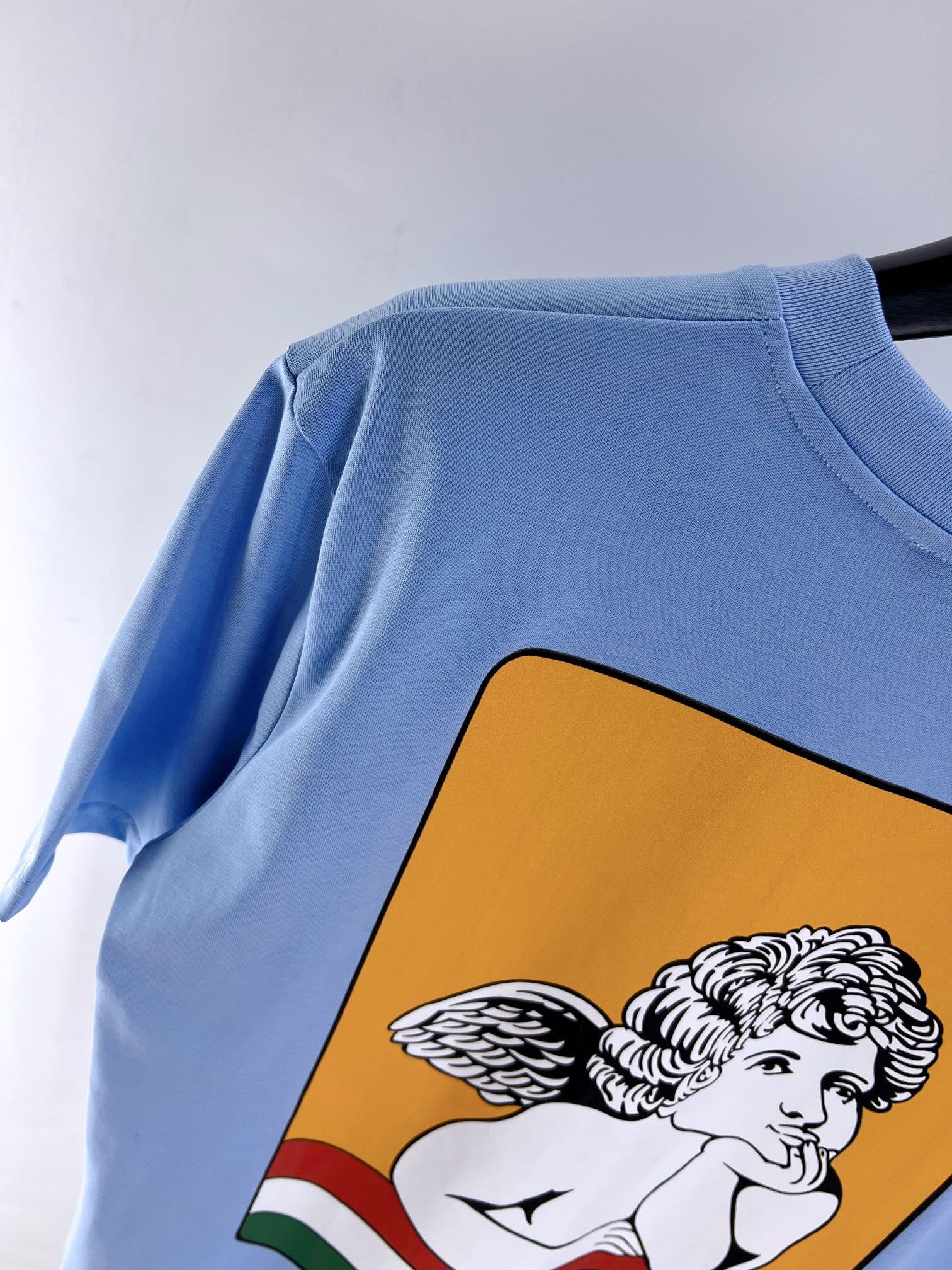 Himmelblaues und weißes T-Shirt
