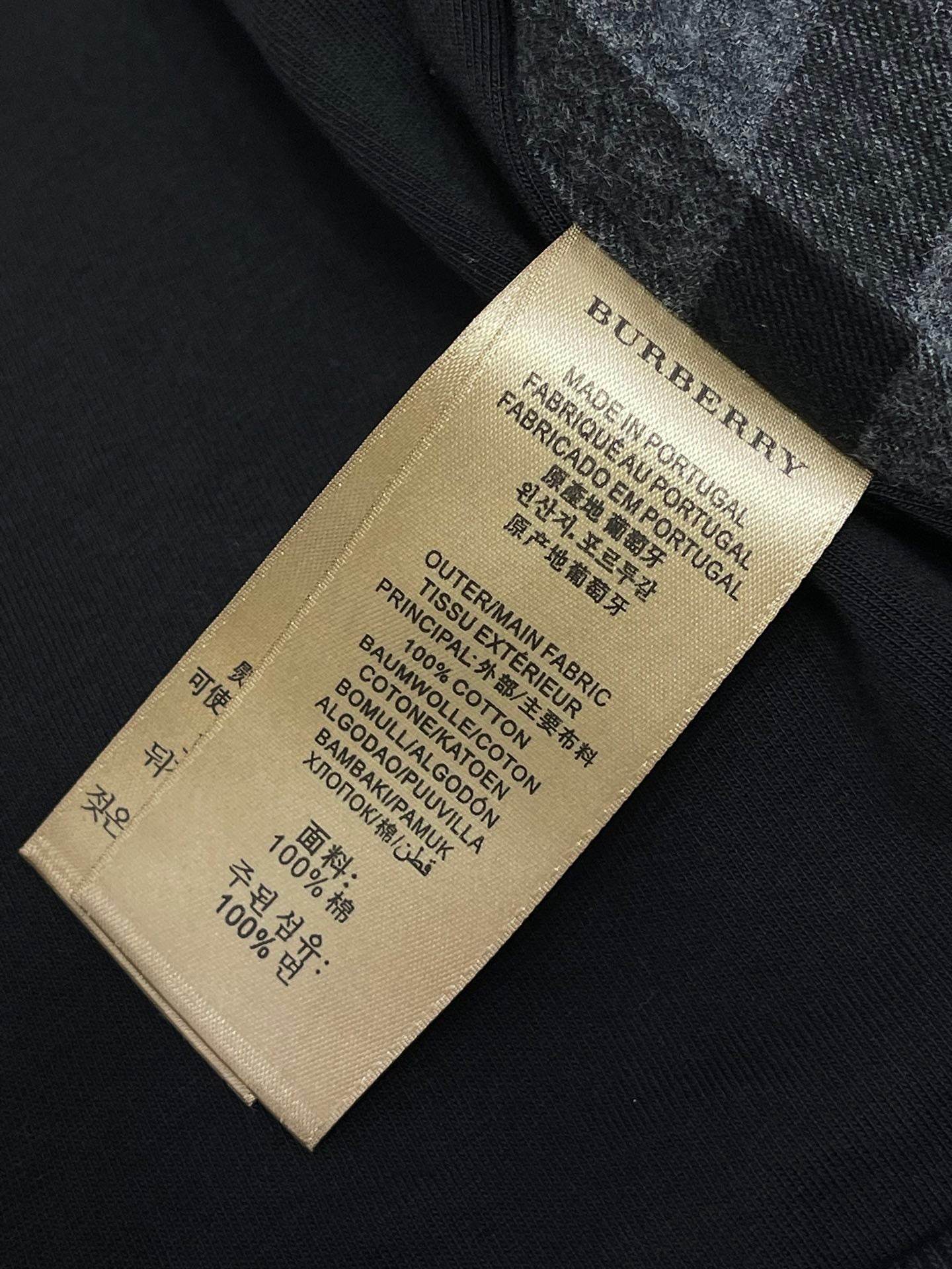 Schwarze und graue Jacke