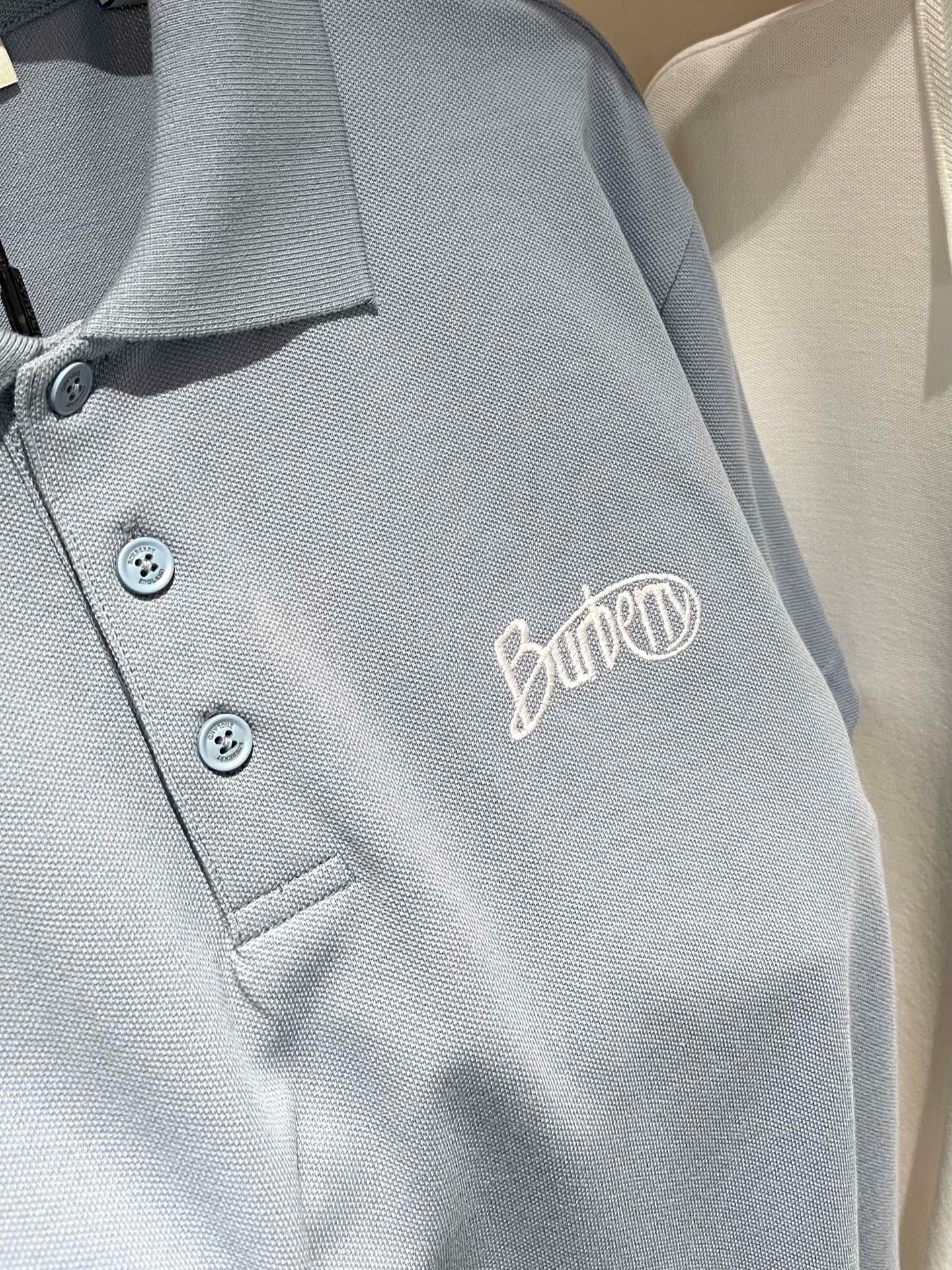 Schwarzes und blaues Polo