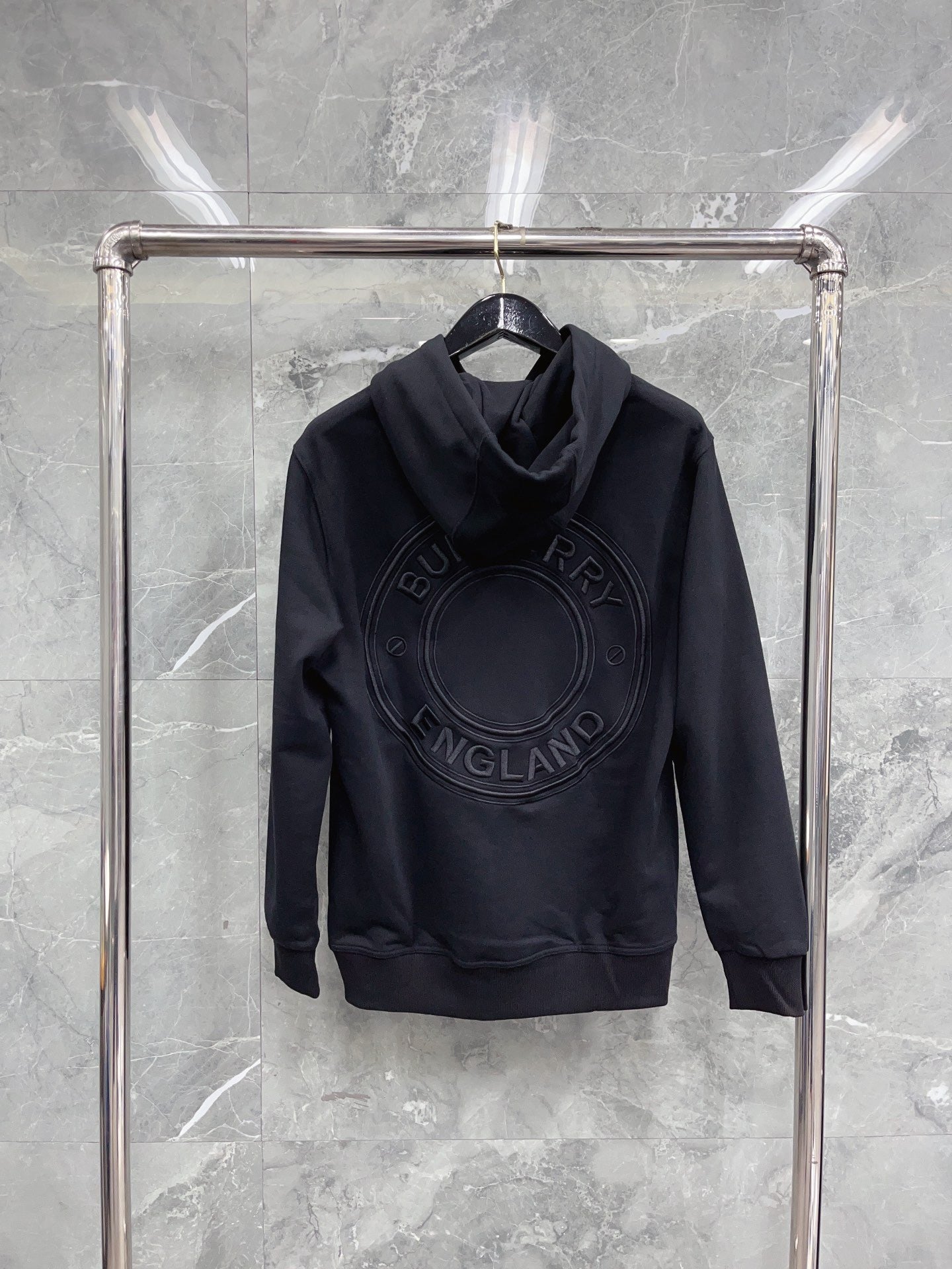 Schwarz-grauer Kapuzenpullover