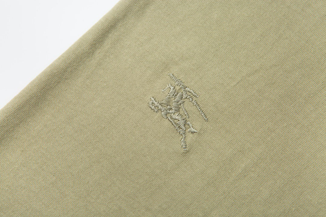 Dunkelgrünes und graues T-Shirt