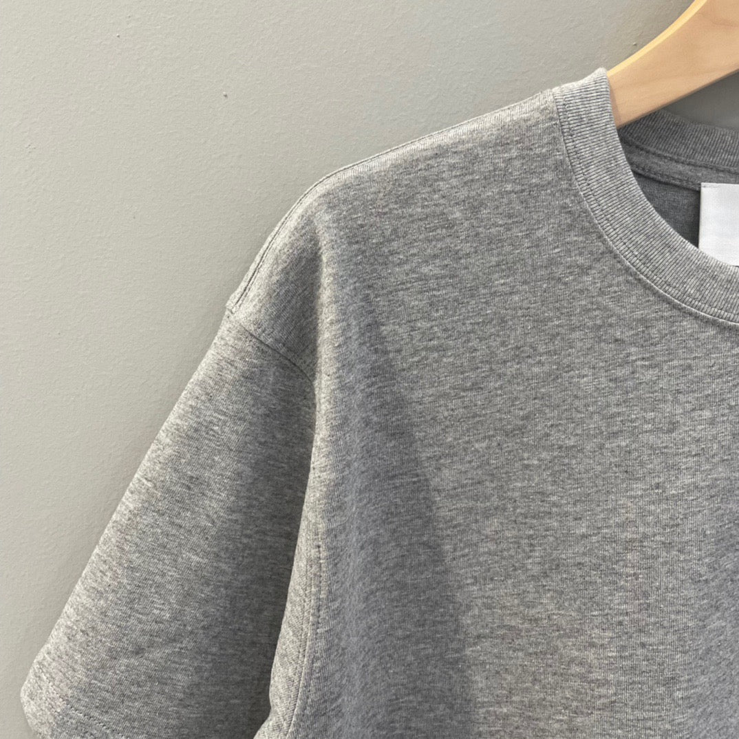 Weißes, schwarzes und graues T-Shirt