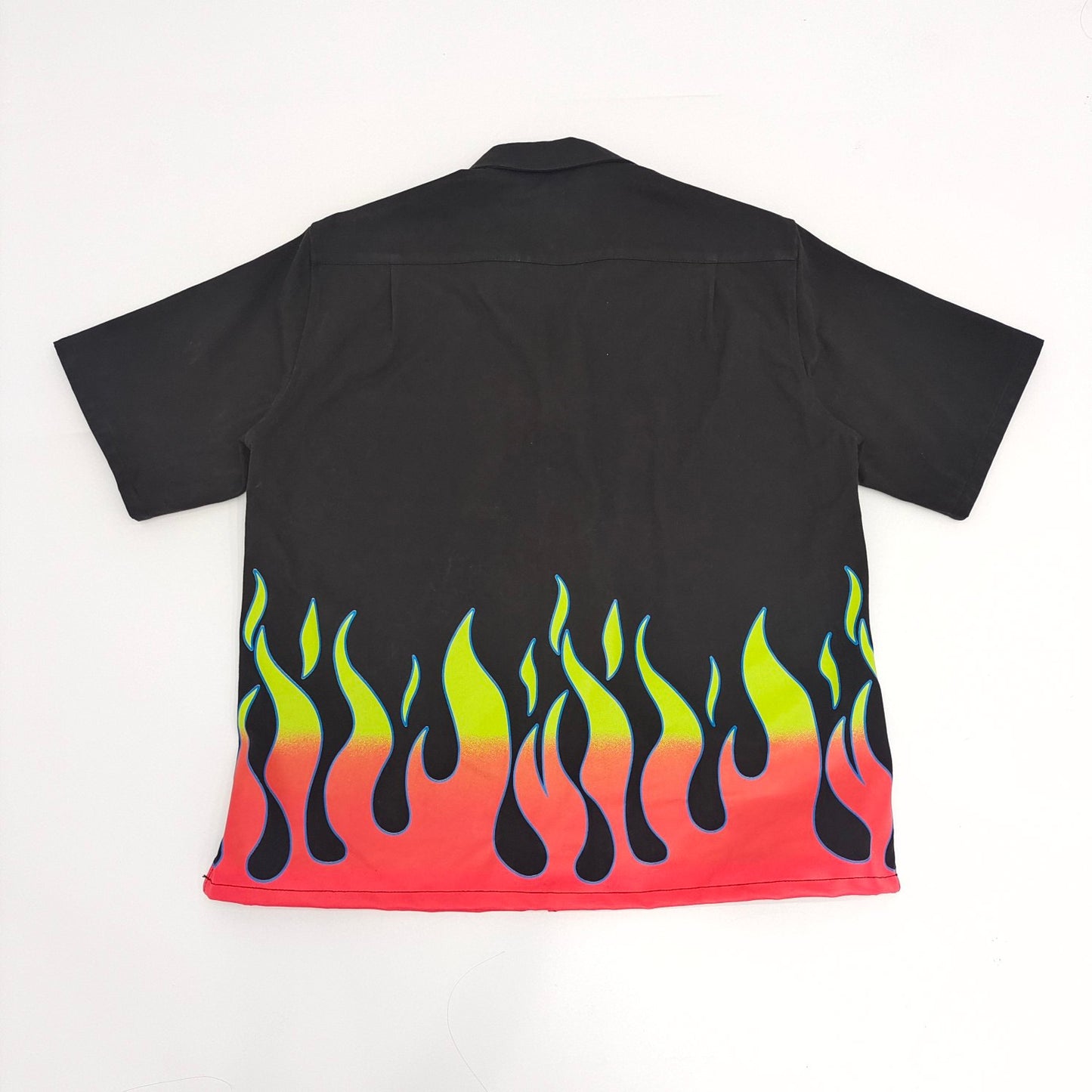 قميص متعدد الألوان