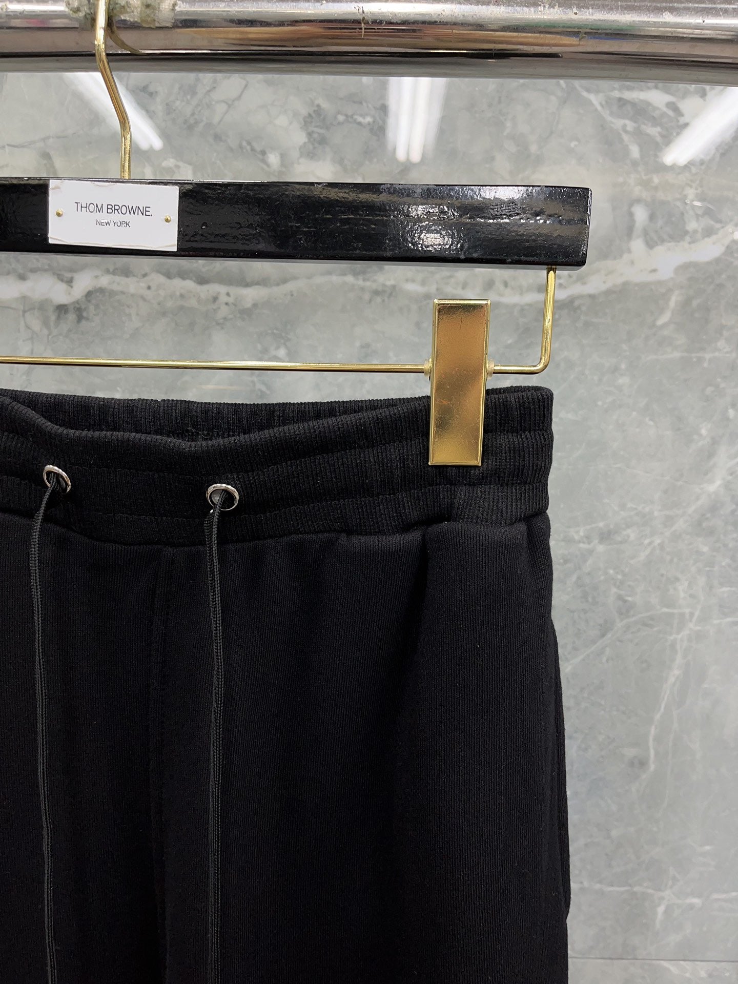 بنطال أسود ورمادي وأبيض