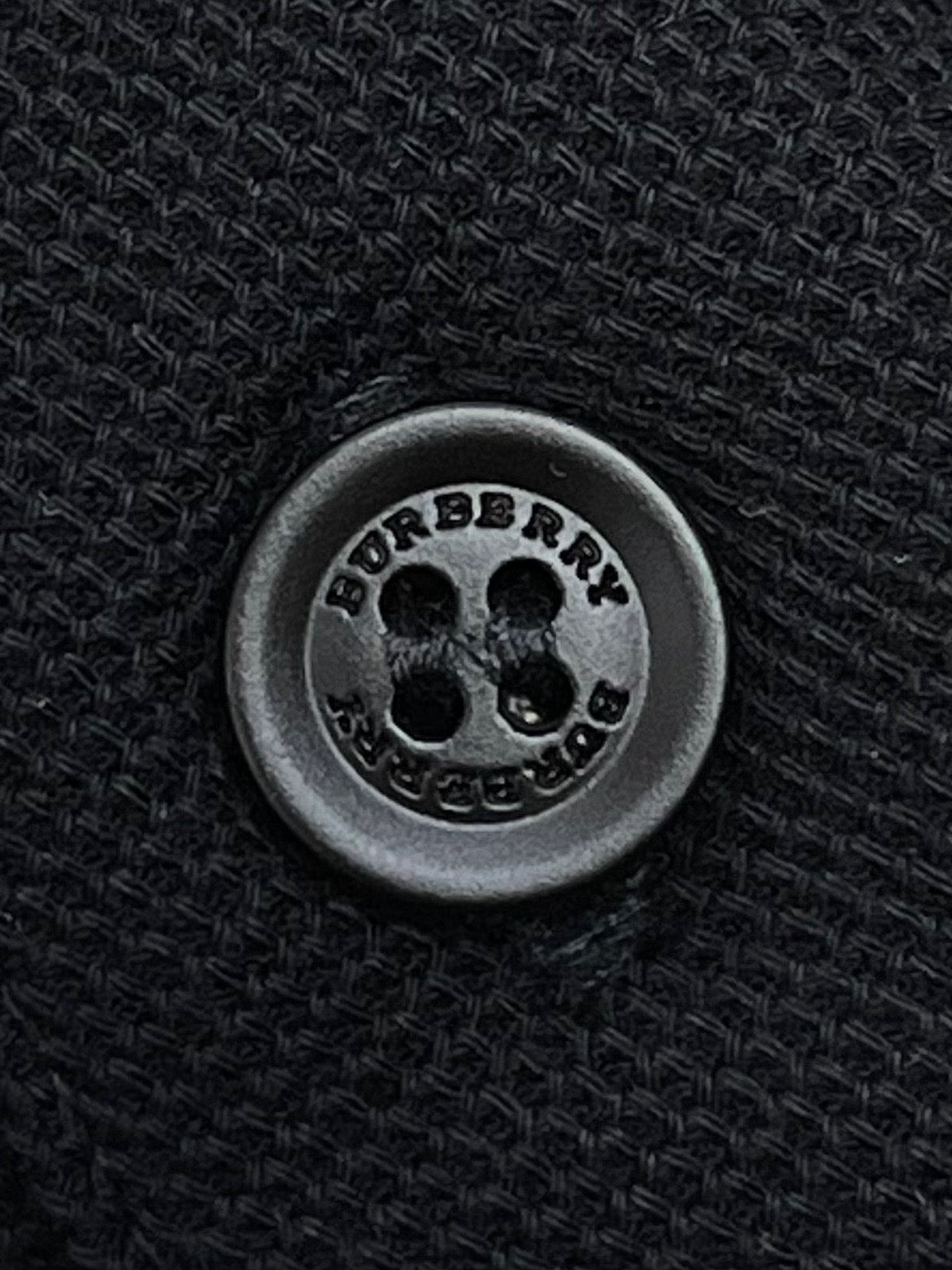 Poloshirt in Schwarz, Weiß, Marineblau und Hellblau