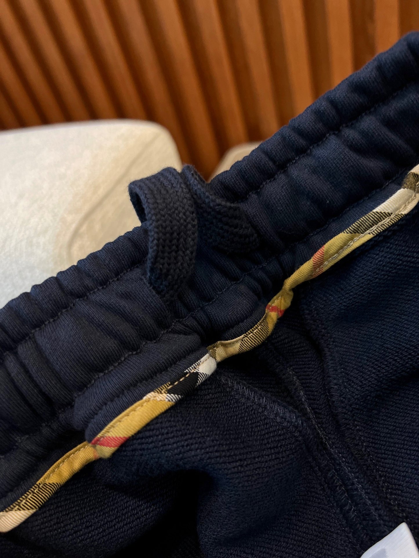 Schwarze, graue, khakifarbene und blaue Hose