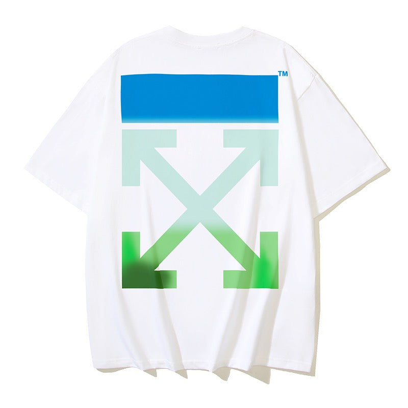 Dunkelschwarzes, schwarz-weißes T-Shirt