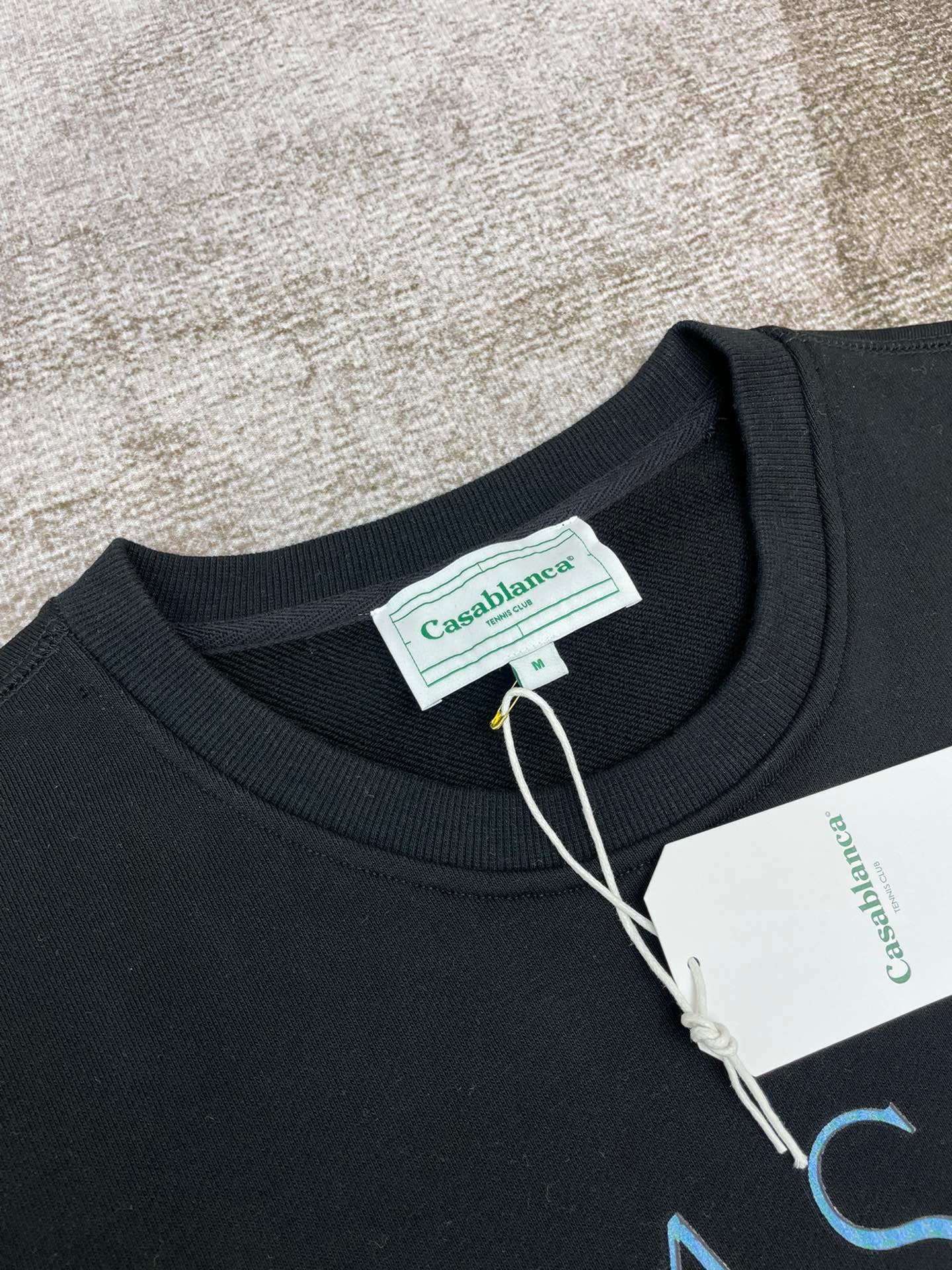 سويت شيرت أبيض وأسود